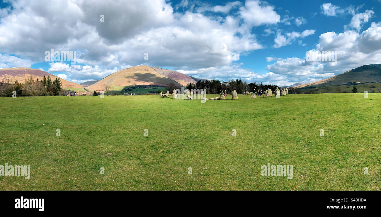 Soleil sur les sommets autour de Castlerigg Stone Circle lors d'une journée froide de printemps à Cumbria, Royaume-Uni Banque D'Images