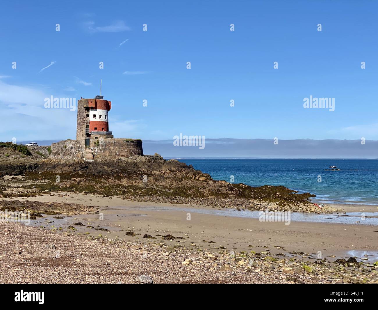 Plage d'Archirondel avec tour d'Archirondel à Jersey - Image de stock capturée avec un smartphone