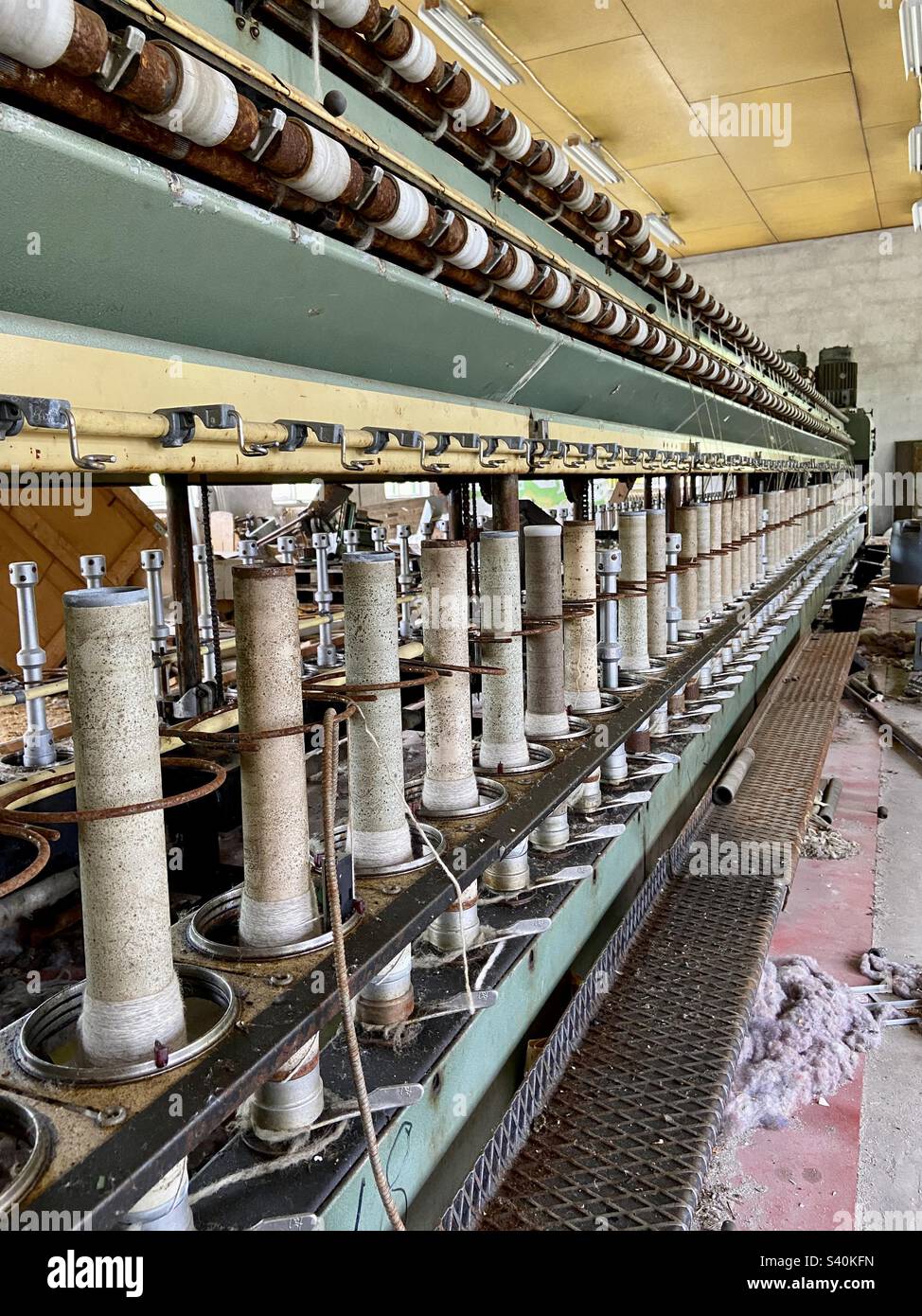 Machine industrielle abandonnée dans une usine de laine textile - Image de stock capturée avec un smartphone
