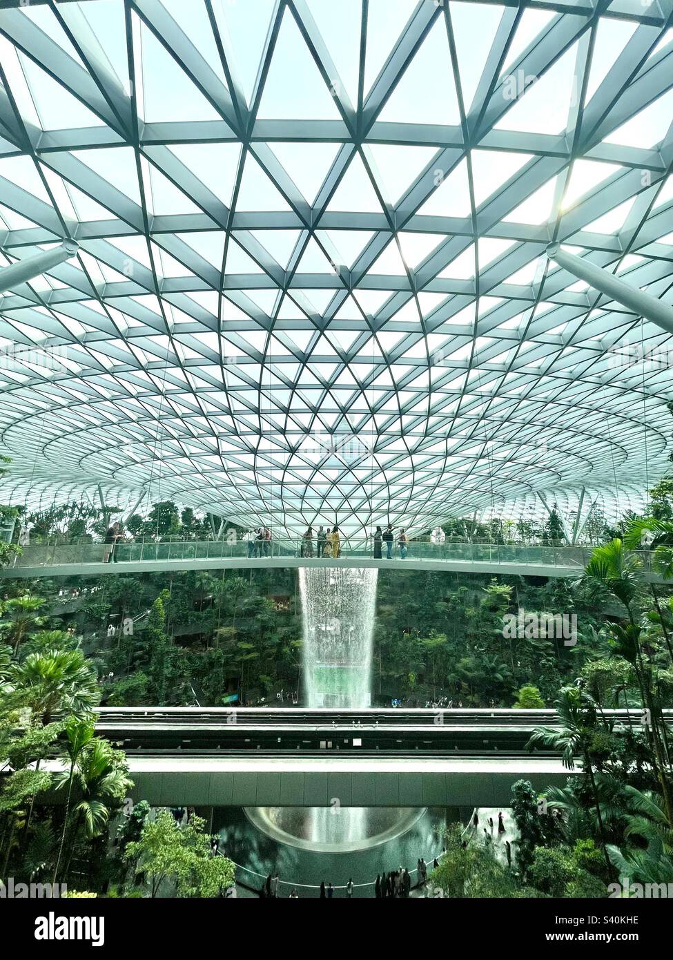 Chute d'eau intérieure de la Rain Vortex et Shiseido Forest Valley à l'aéroport de Jewel Changi. Banque D'Images