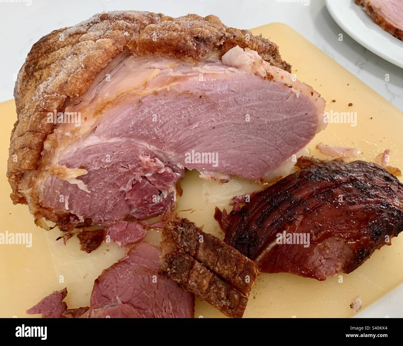 Joint de gammon cuit et craquelure croustillante - Image de stock capturée avec un smartphone