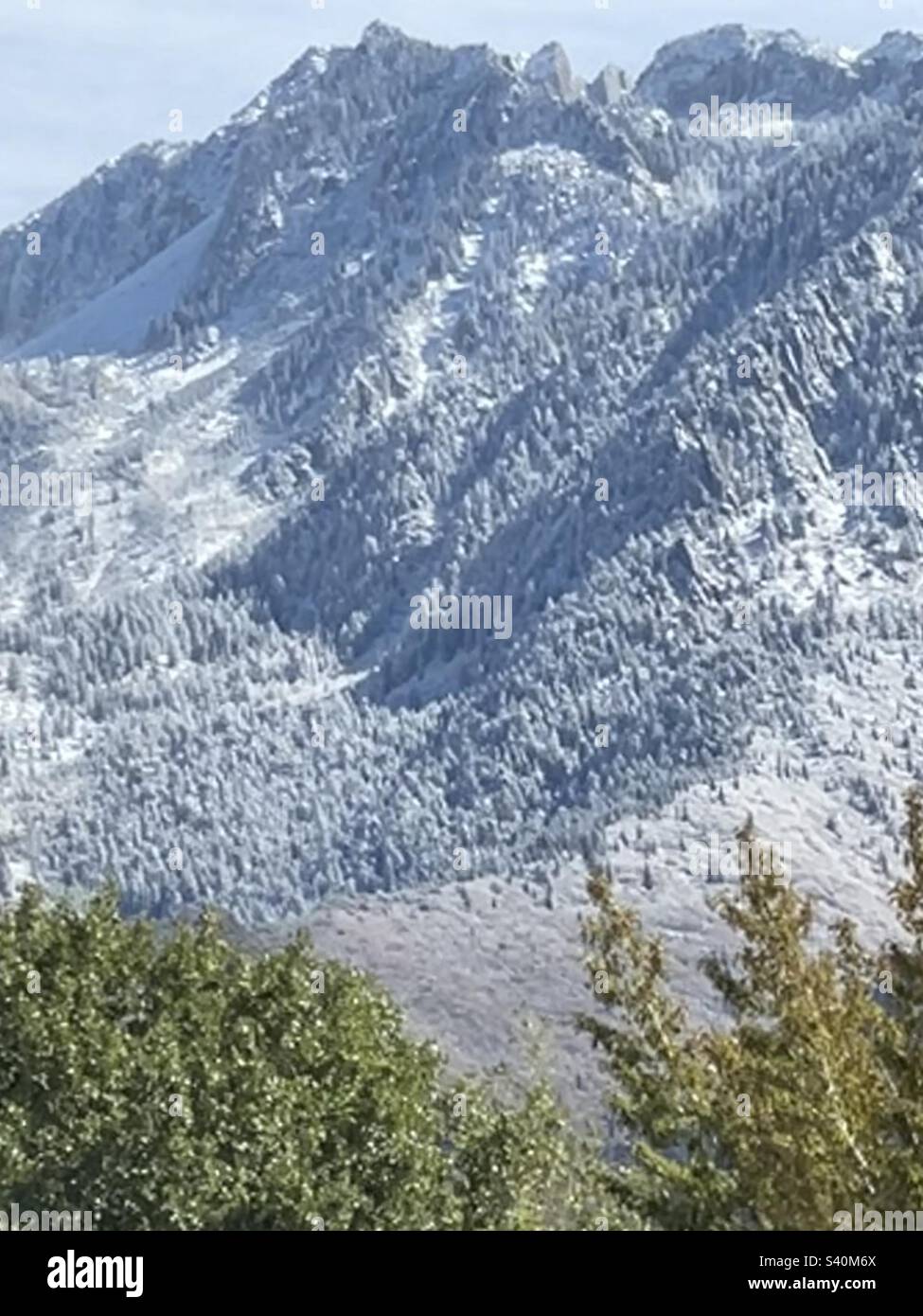 Les montagnes Rocheuses couvertes de neige se trouvent juste à l'est de la vallée de Salt Lake, dans l'Utah, aux États-Unis. - Image de stock capturée avec un smartphone