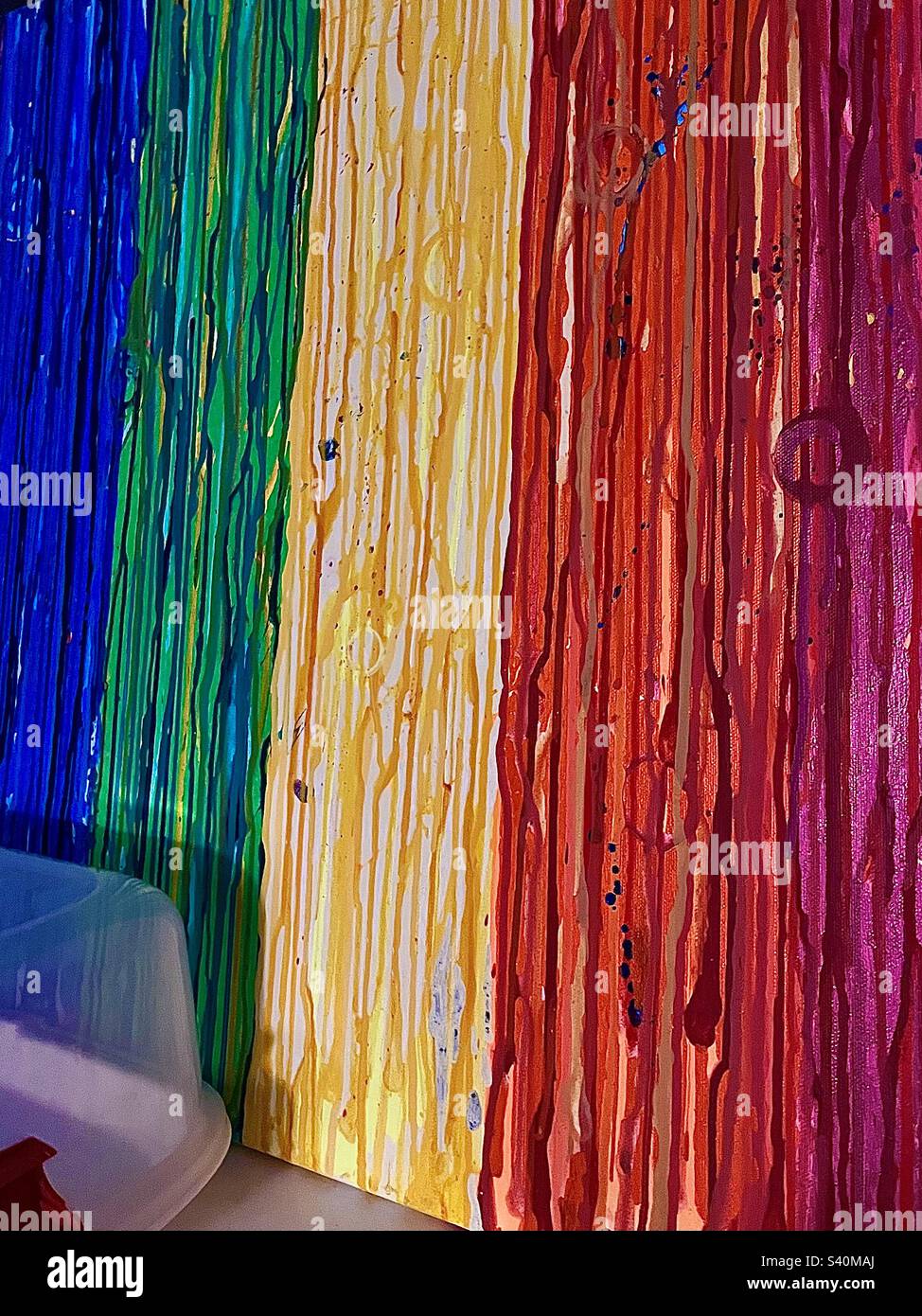 Peinture arc-en-ciel à rayures verticales. Arrière-plan coloré - Image de stock capturée avec un smartphone