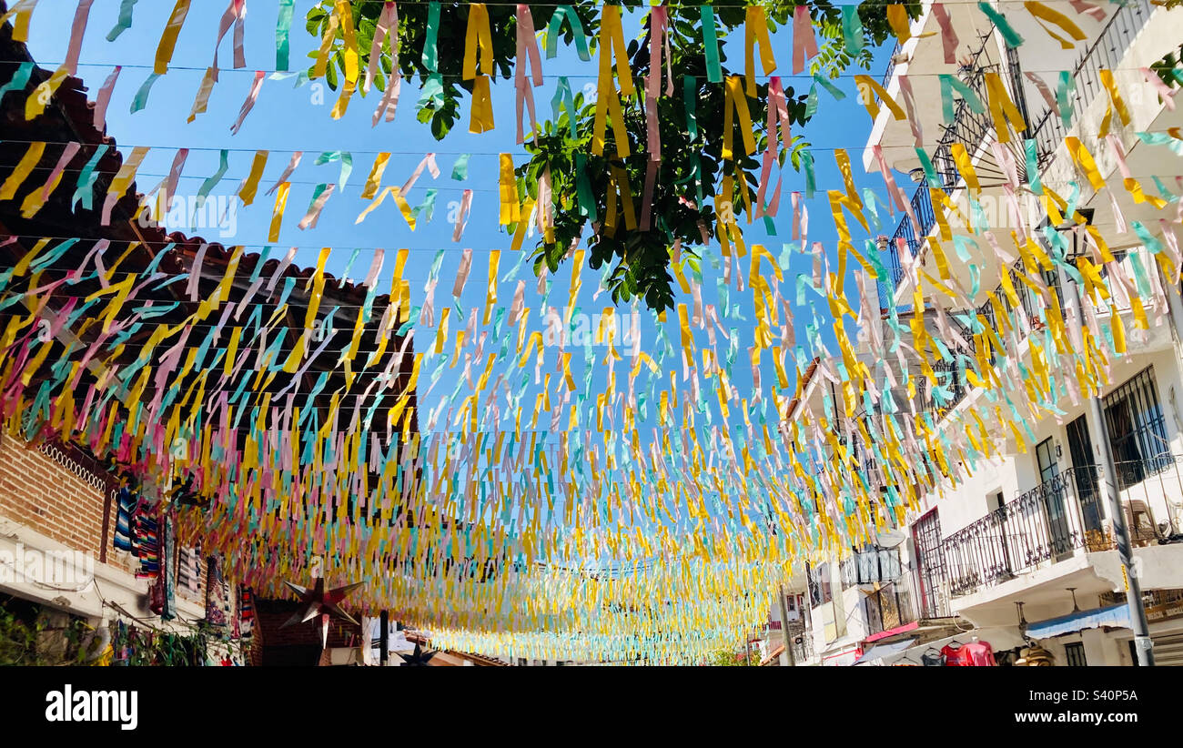 Des drapeaux colorés s'étendent de l'autre côté d'un marché de rue. Banque D'Images