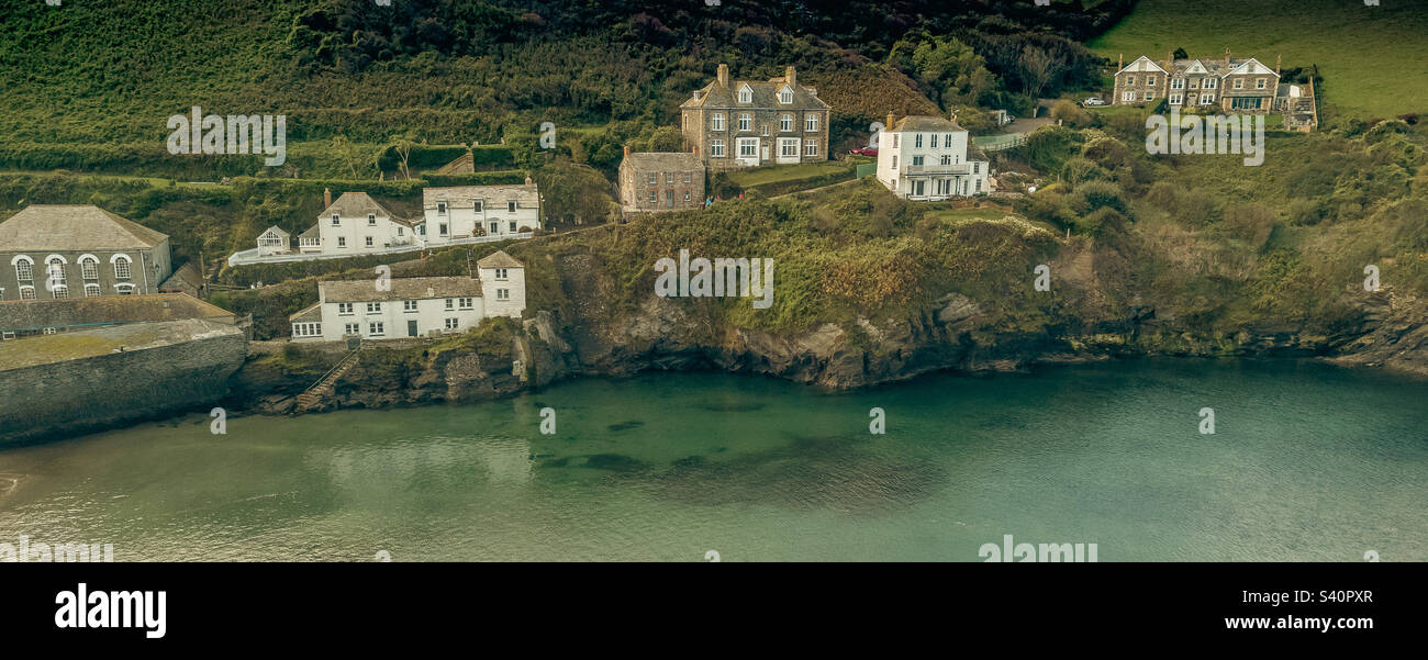 Port Isaac à Cornwall au royaume-uni où la série Doc Martin est filmée au-dessus du port doc martins chirurgie est la petite maison au milieu de la photo Banque D'Images