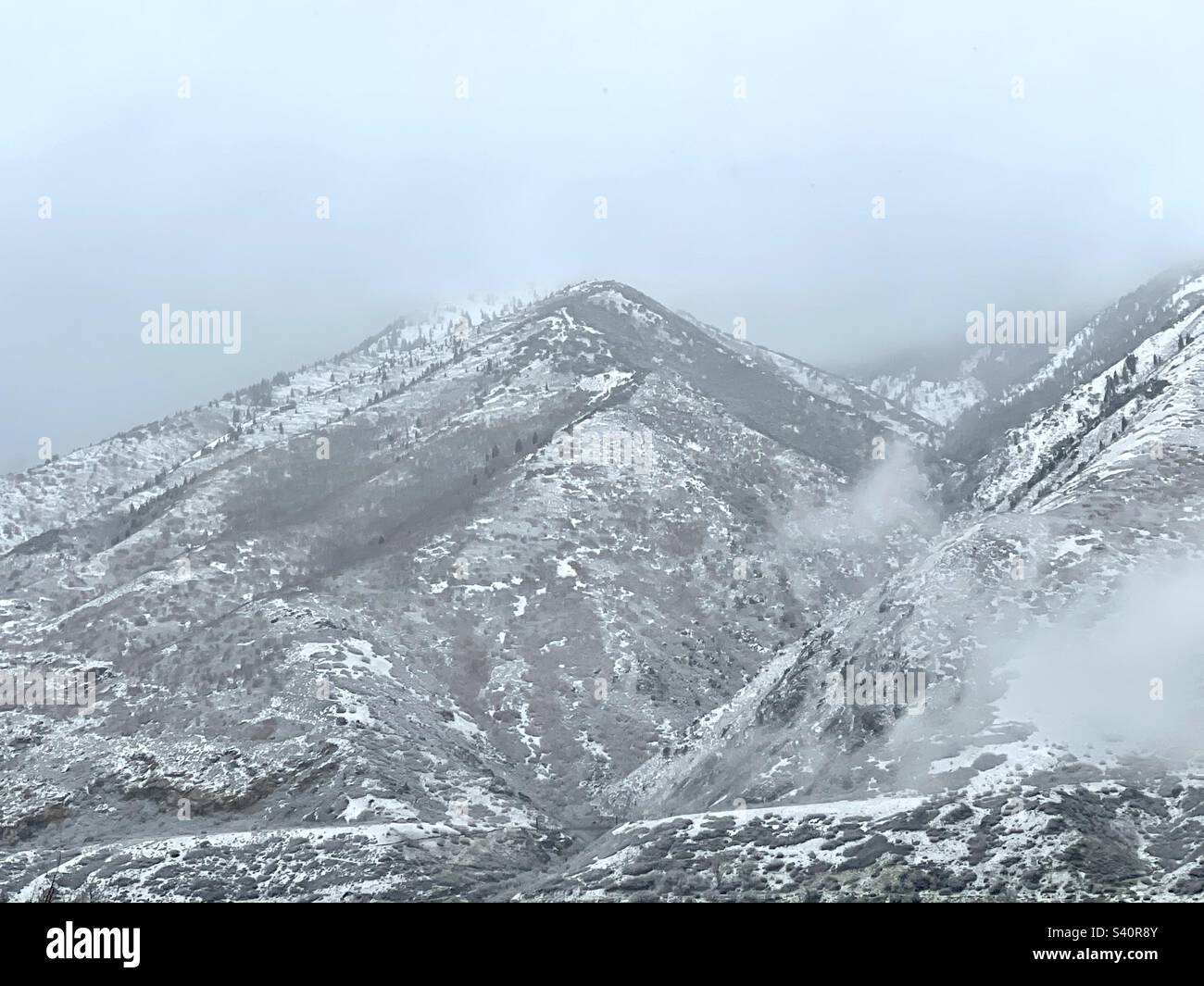 Le climat hivernal et les montagnes Wasatch juste à l'est de la vallée de Salt Lake dans l'Utah, aux États-Unis. - Image de stock capturée avec un smartphone