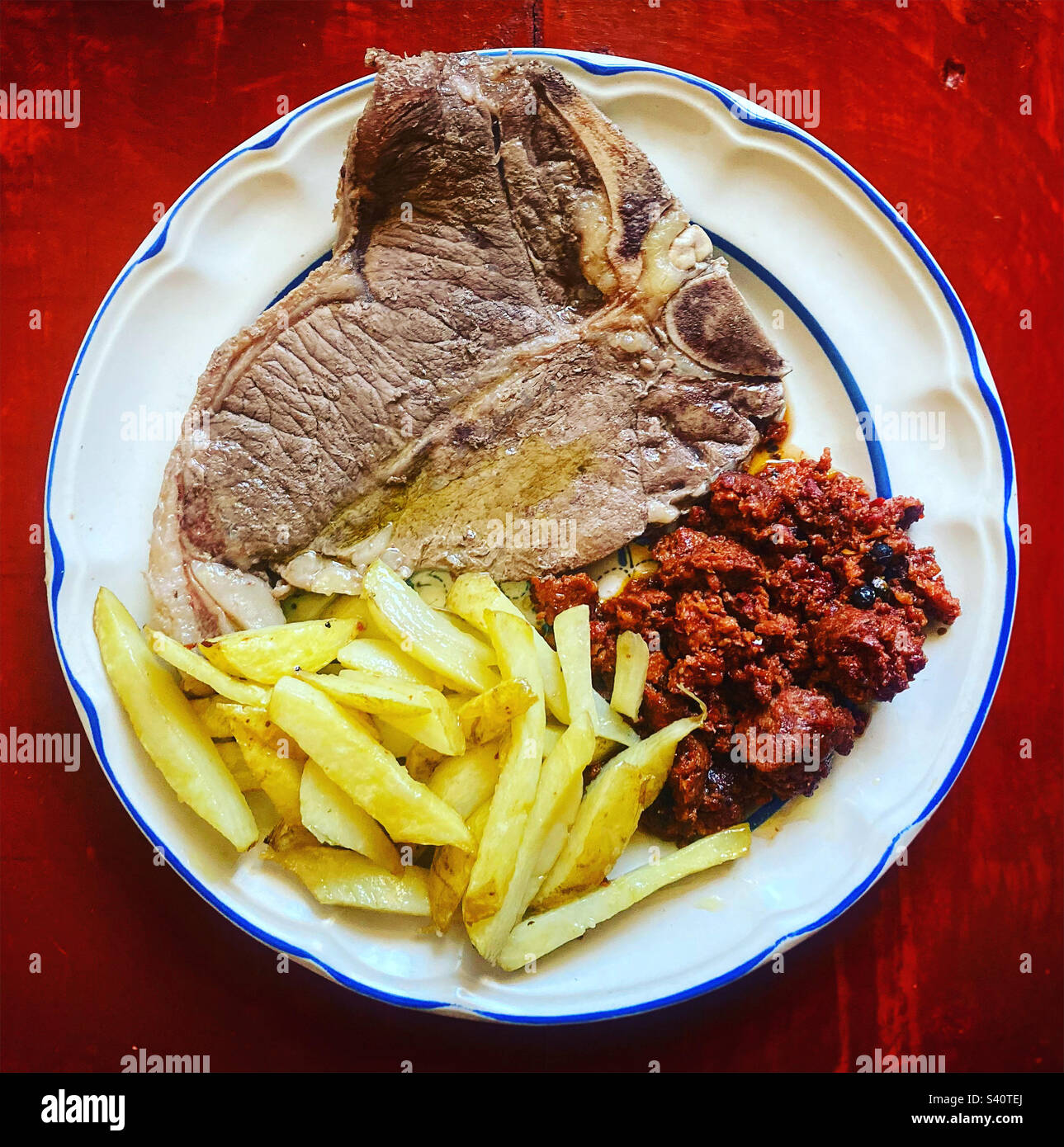 Viande, saucisse et pommes de terre frites dans une assiette au Mexique Banque D'Images