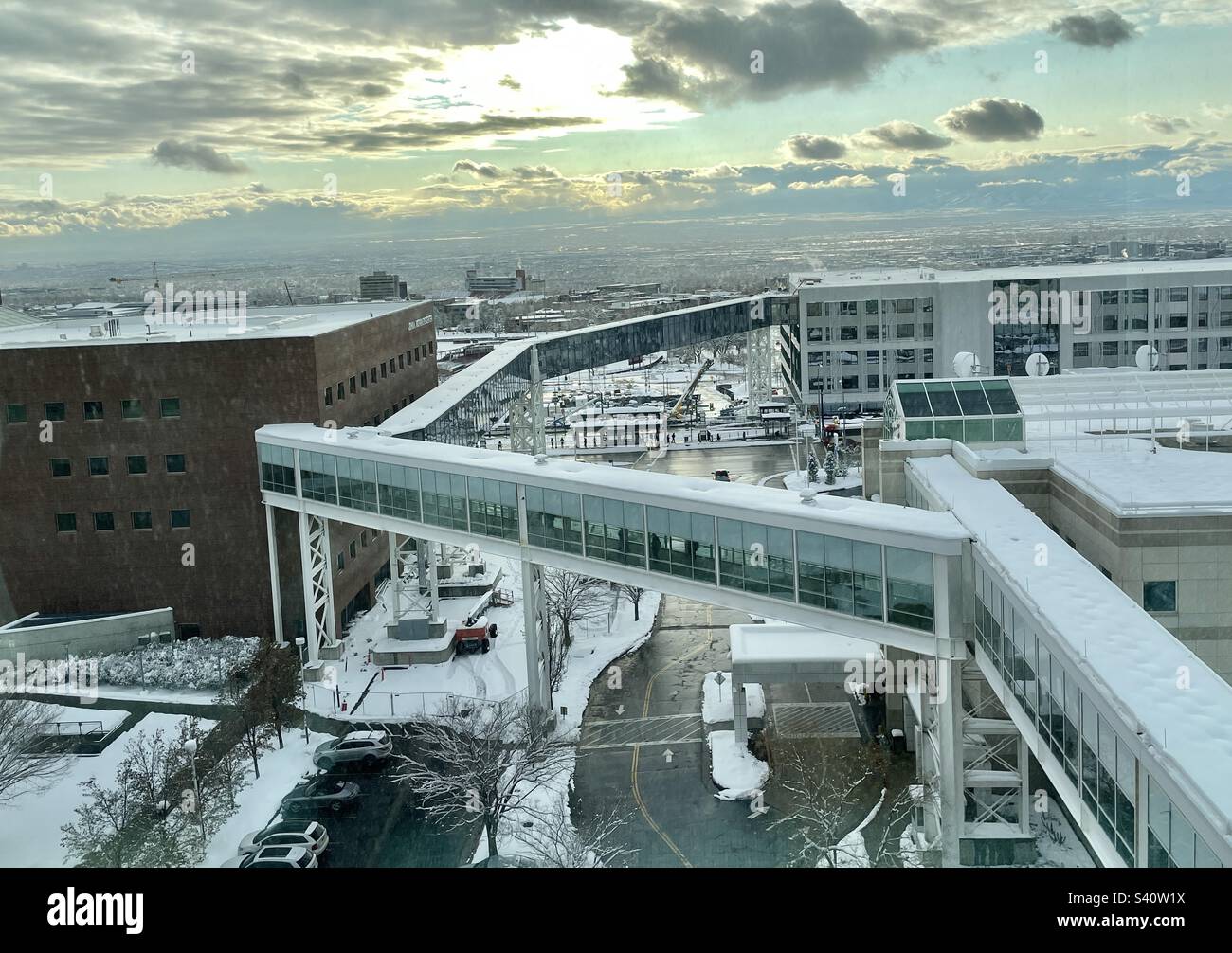 Vue depuis ma chambre d'hôpital de 3rd étages de l'HELIX Skybridge à l'hôpital U of U (Université de l'Utah). Banque D'Images