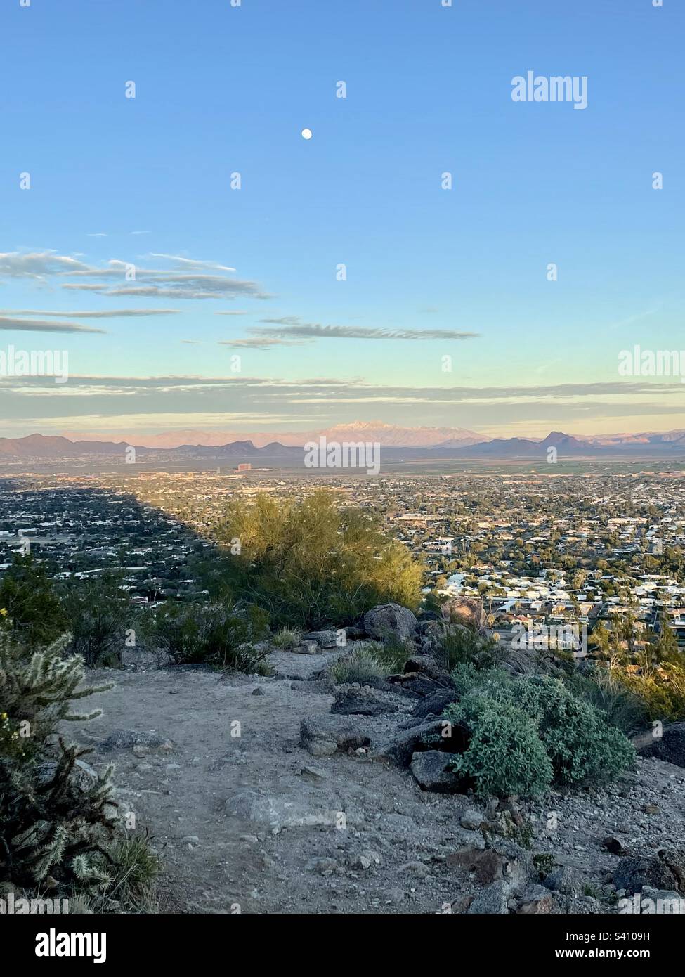 Camelback Mountain projette une longue ombre sur les banlieues et la route de la Jolla, la lune dans le ciel turquoise de l'est au coucher du soleil, la montagne rose four Peaks, le pourpre McDowells, Scottsdale, Phoenix Arizona, l'espace de copie Banque D'Images