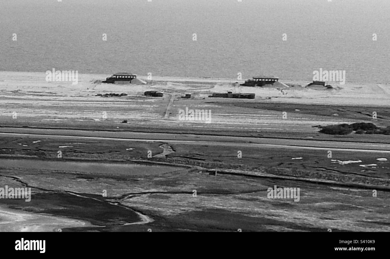 Tir de drone des pagodes nucléaires à Orfordness, ancien site d'essai nucléaire de guerre du col, Suffolk. Banque D'Images