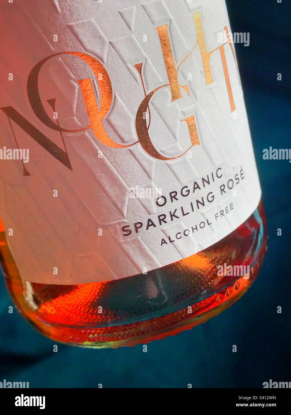 Une bouteille de rosé mousseux Thomson & Scott sans alcool - Image de stock capturée avec un smartphone