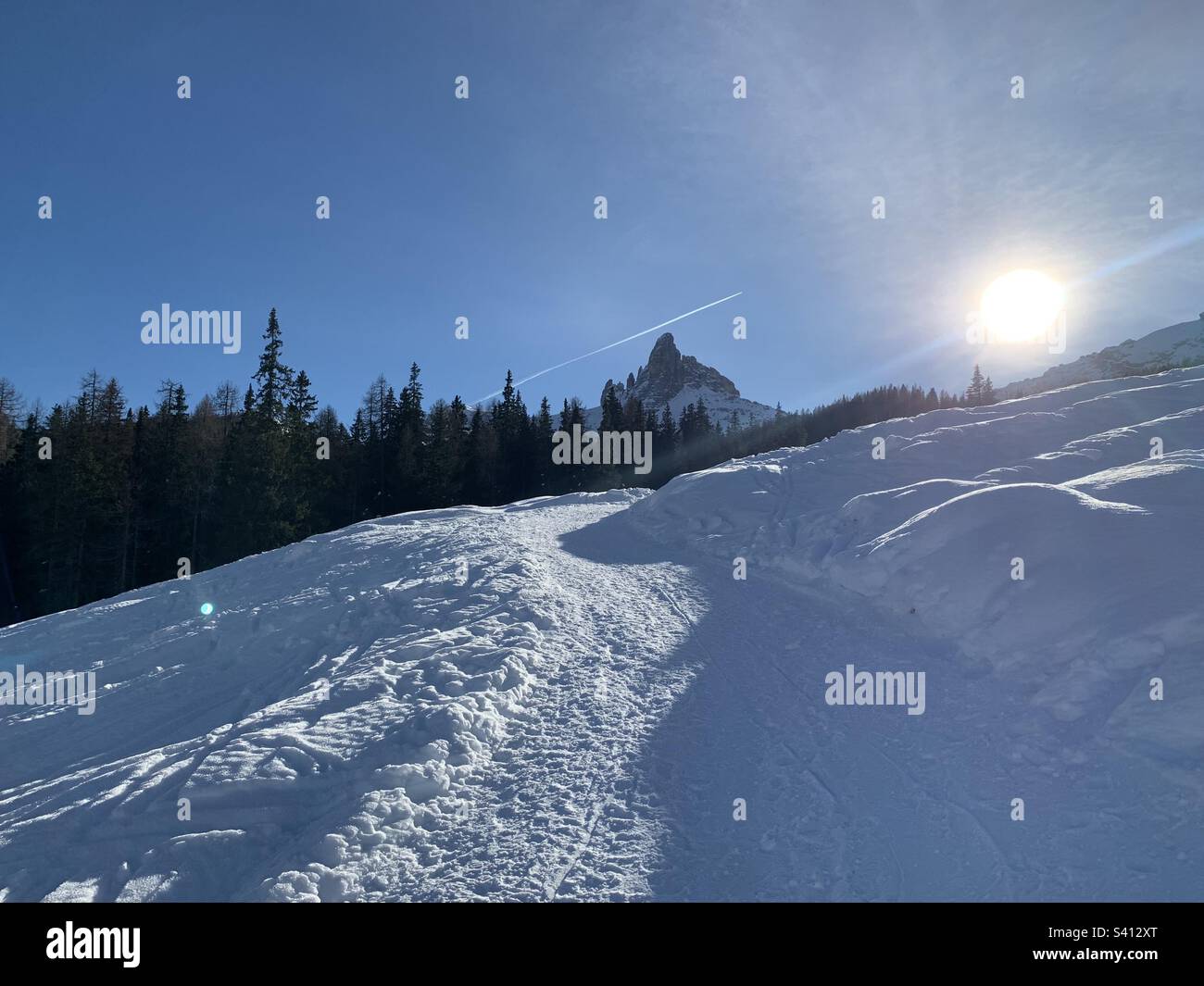 Sentier d'hiver à Cortina d'Ampezzo, Italie. Banque D'Images