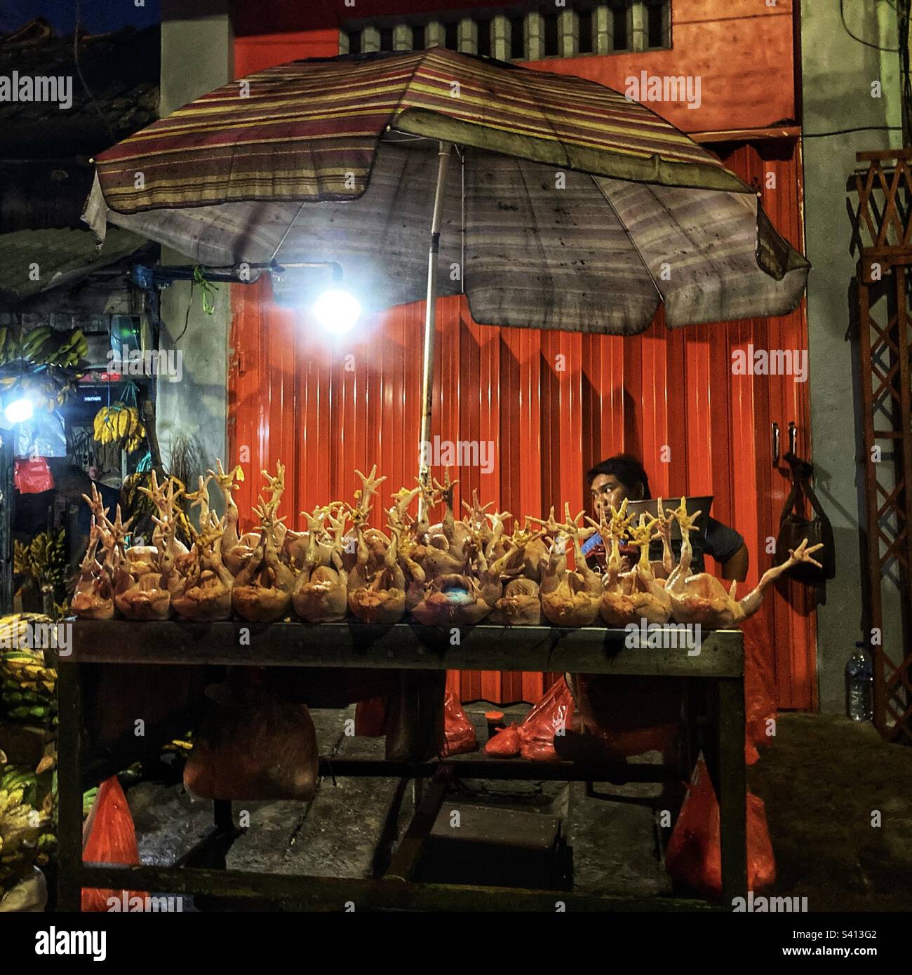 Poulets morts à vendre dans un marché de nuit à Surabaya Indonésie Banque D'Images