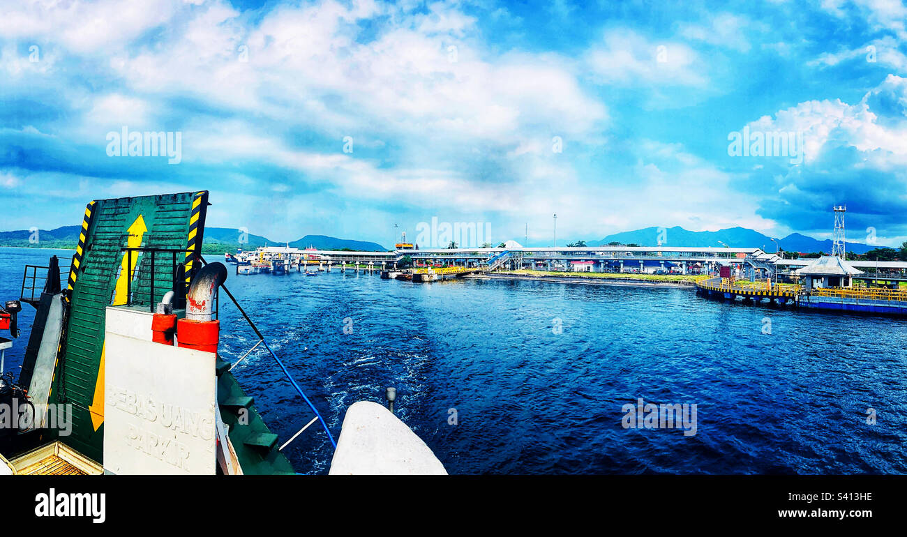 Vue depuis le ferry au départ de Bali à Gilimanuk Indonésie Banque D'Images