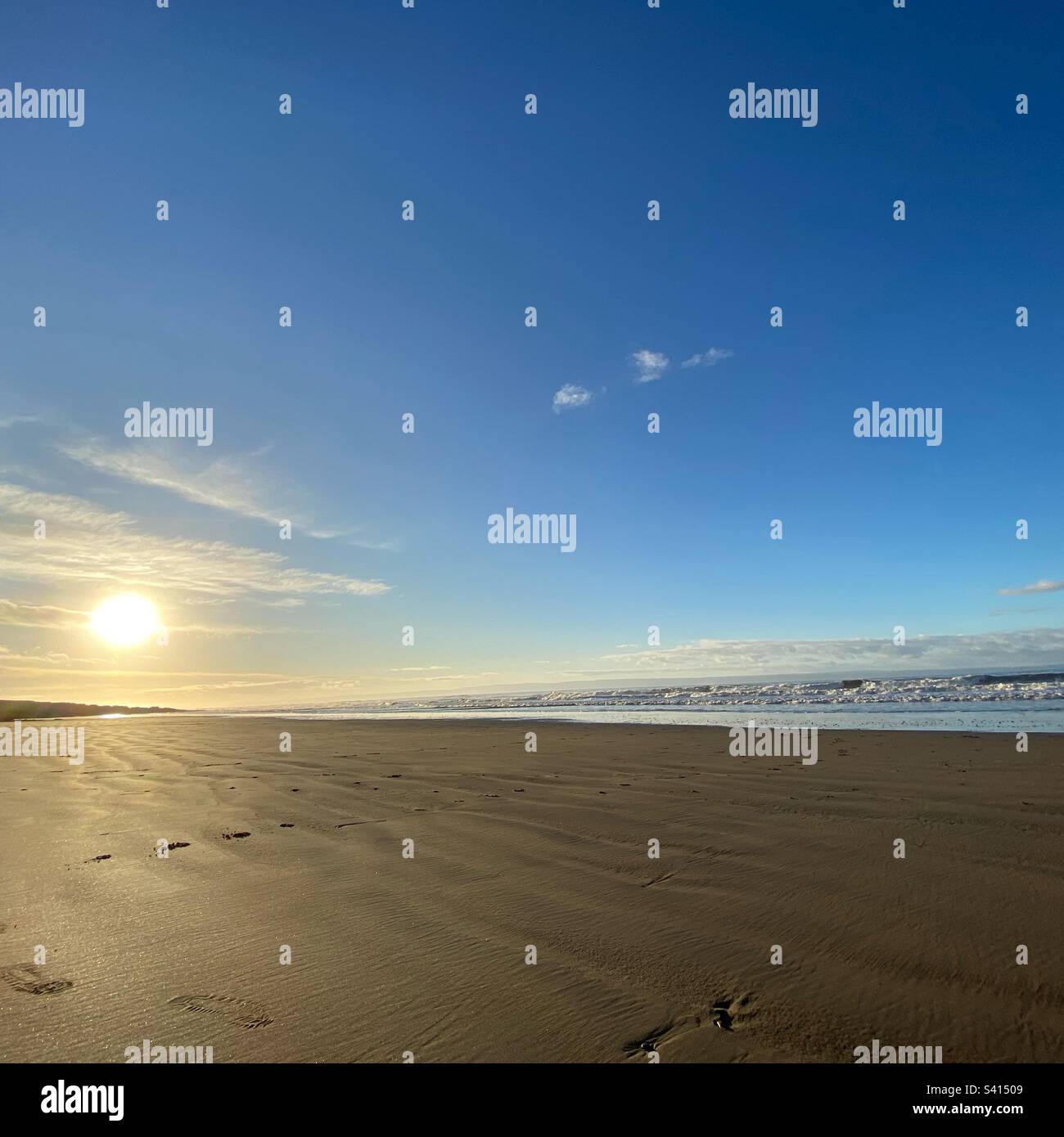Une belle plage de sable pittoresque photographie de paysage. Petit soleil tôt le matin. - Image de stock capturée avec un smartphone