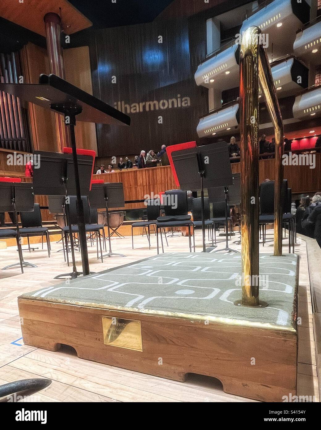 Tribune du chef d'orchestre ou plate-forme au Royal Festival Hall avec plaque à JWC pour un service loyal Banque D'Images