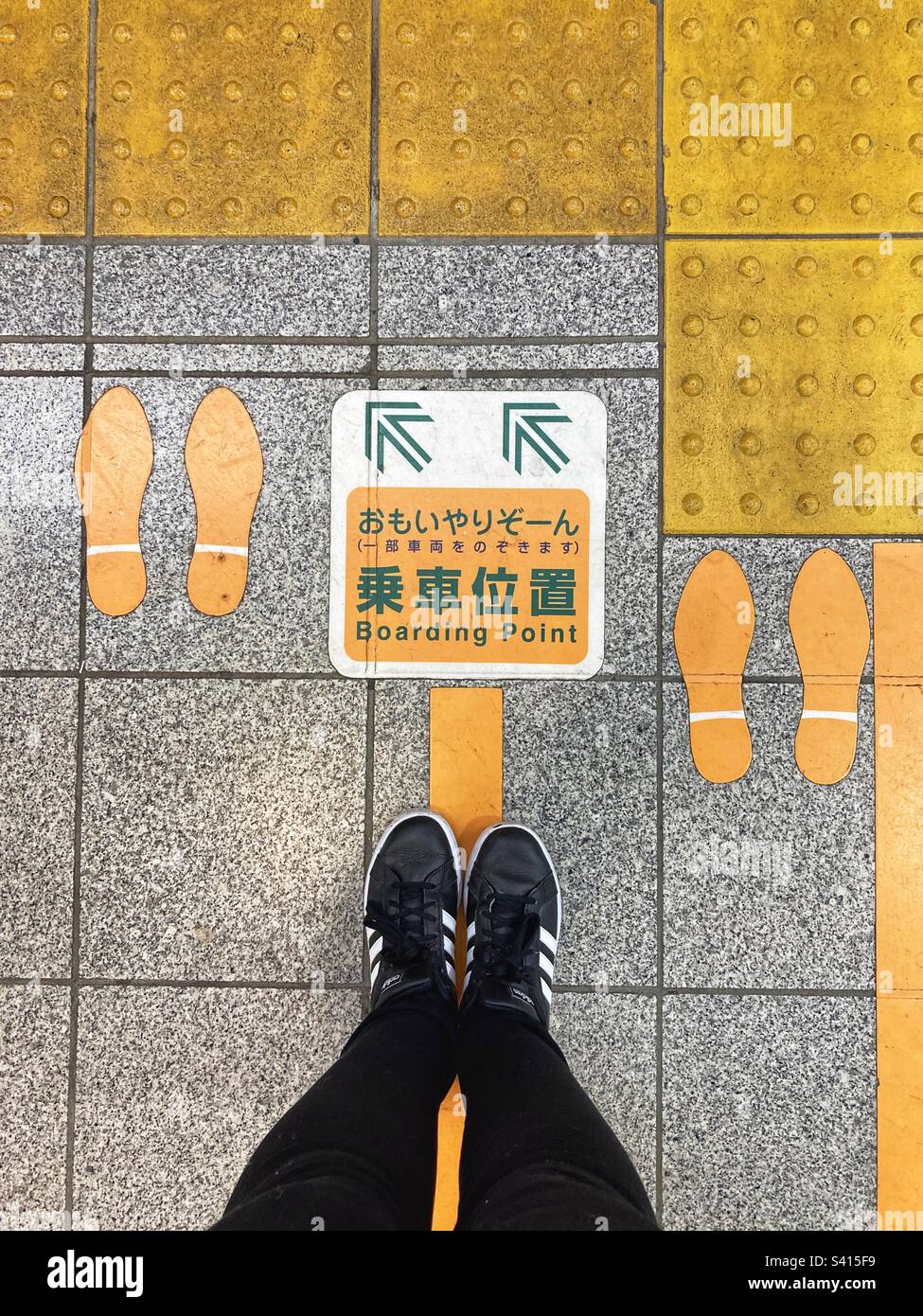 Attente du train à Tokyo au point d'embarquement Banque D'Images