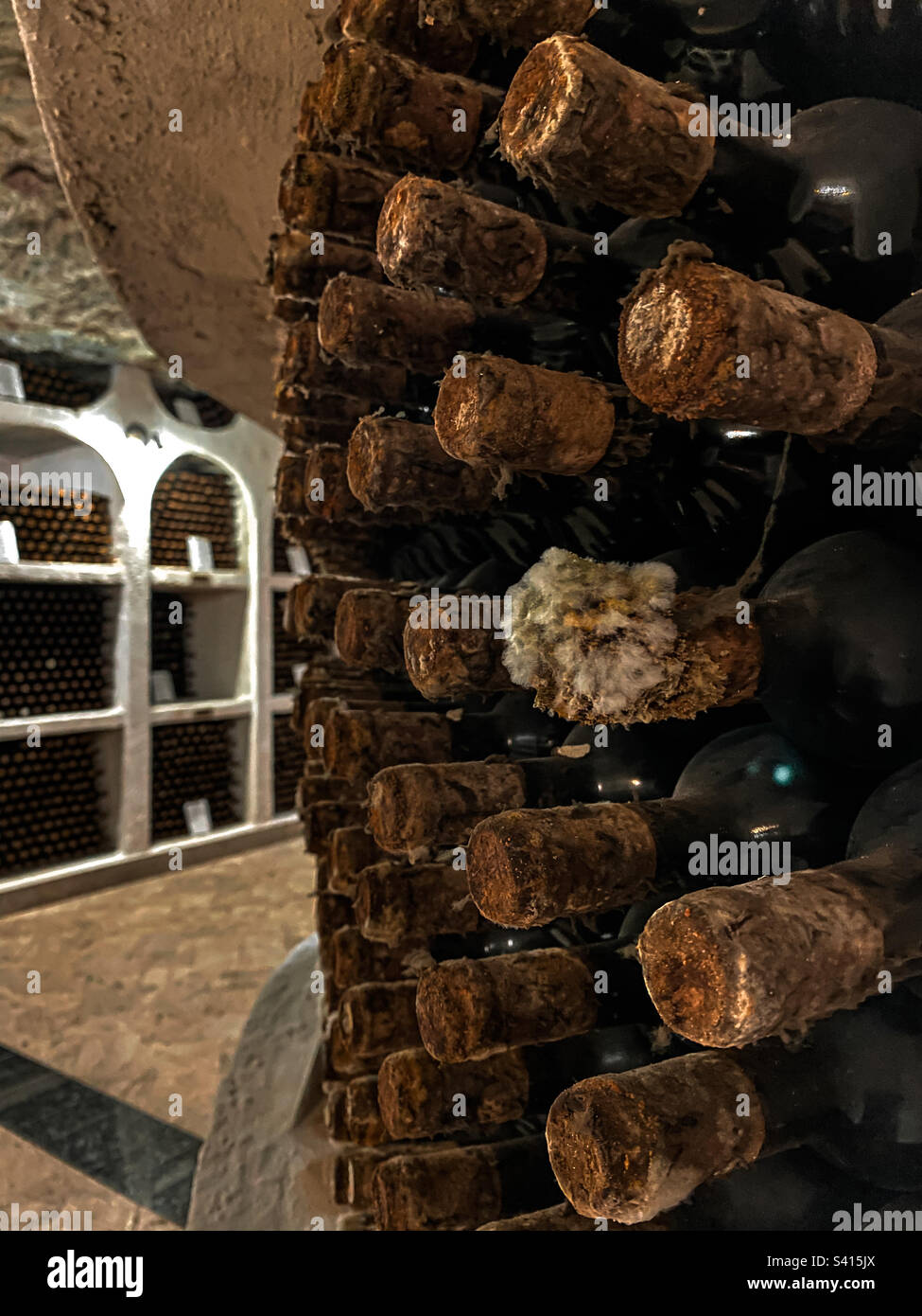 Anciennes bouteilles de vin à la cave de vinification Cricova Banque D'Images