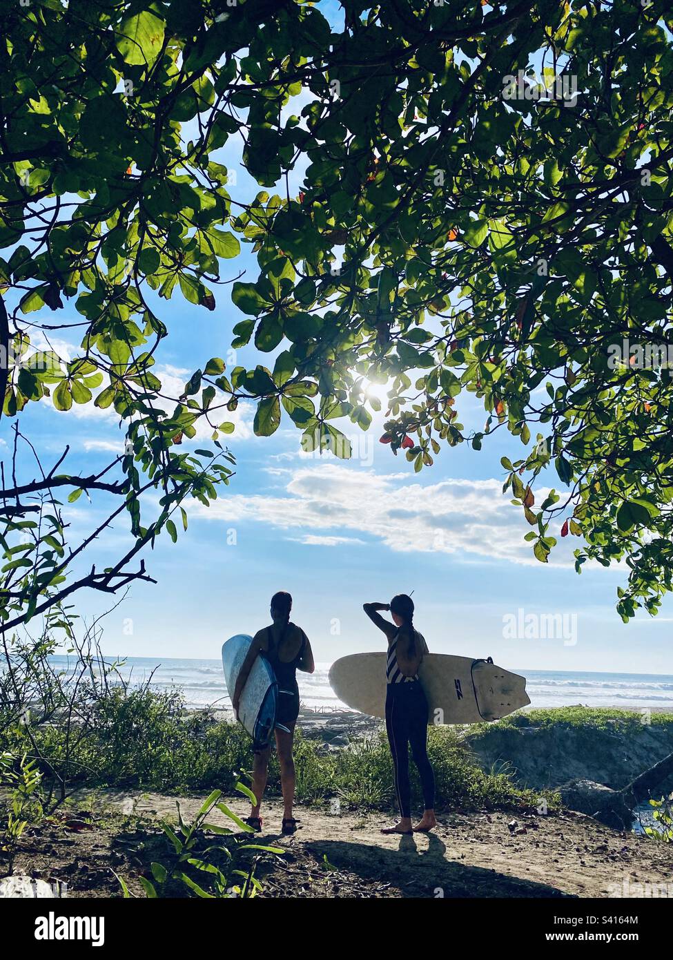 Deux surfeurs vérifient les vagues de la plage de Nosara Costa Rica - Image de stock capturée avec un smartphone