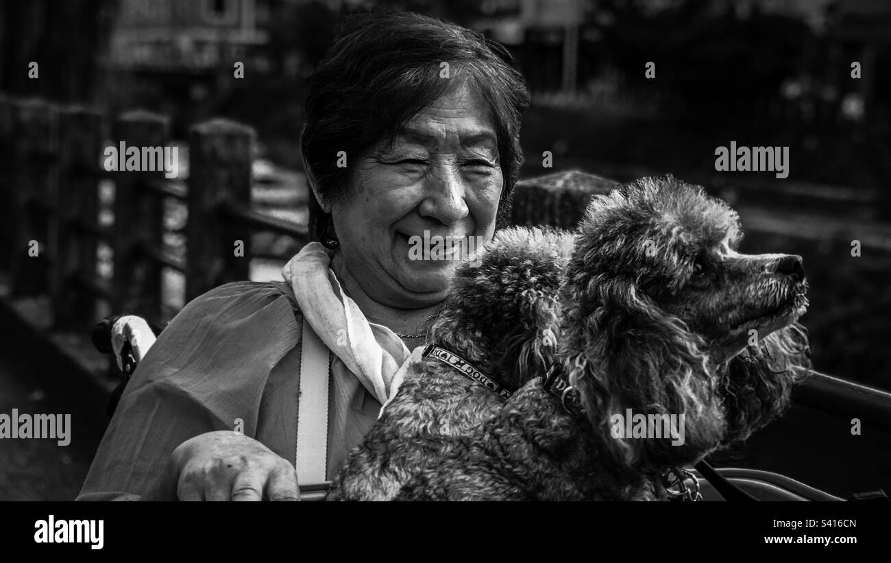 Une vieille dame marche ses gribouillages au Japon Banque D'Images