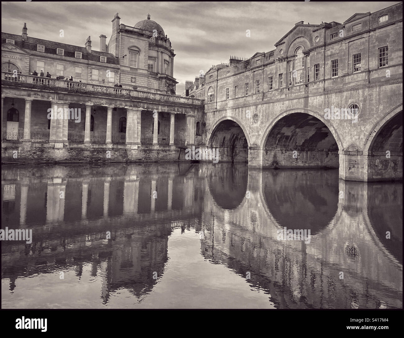 Réflexions dans la rivière Avon du pont de Cultney et le bâtiment de la galerie d'art à Bath, Somerset, Angleterre. Cette célèbre ville est incontournable pour tous ceux qui visitent l'Angleterre. Photo ©️ COLIN HOSKINS. - Image de stock capturée avec un smartphone