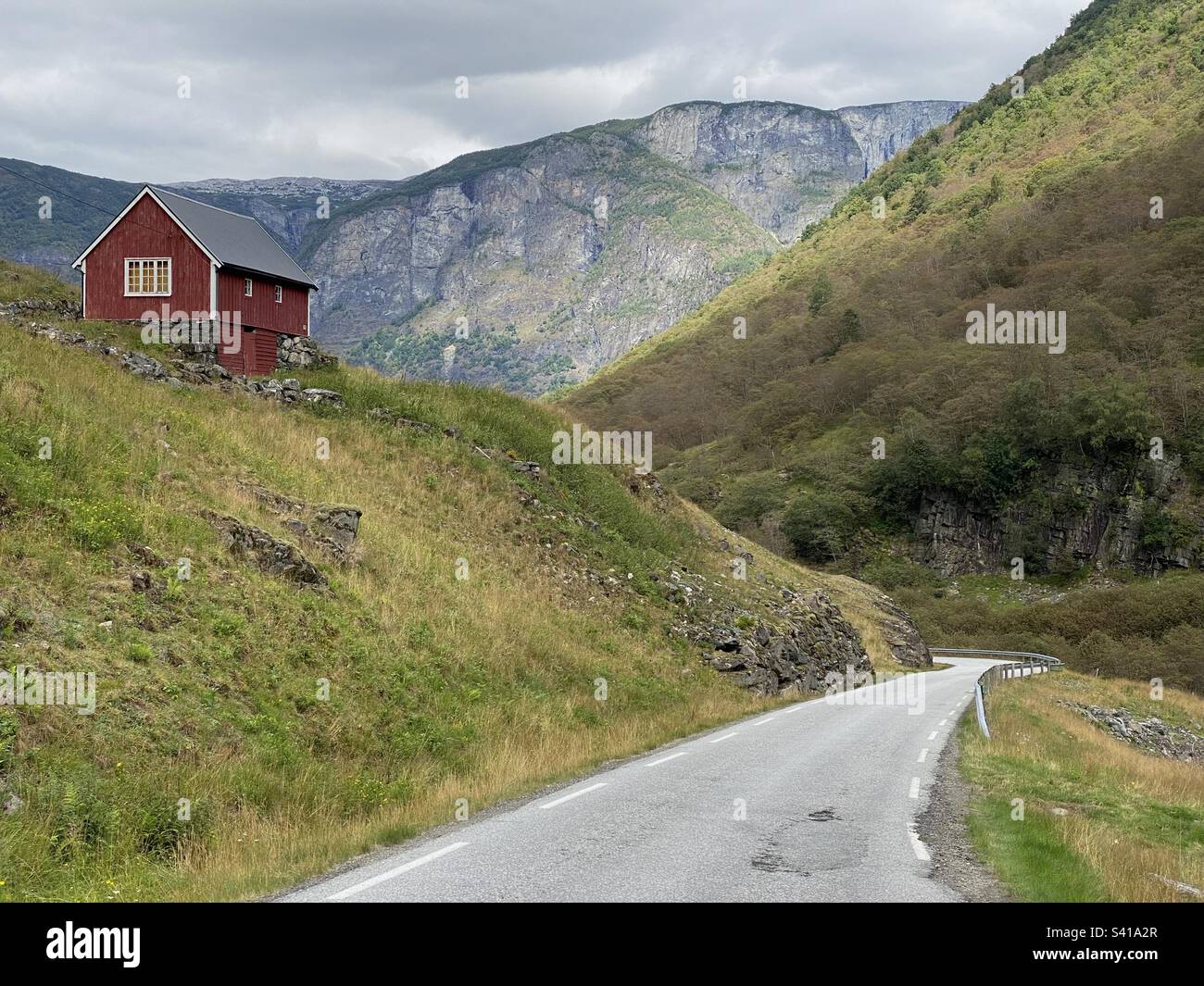 Paysage norvégien avec maison en bois typiquement norvégienne Banque D'Images
