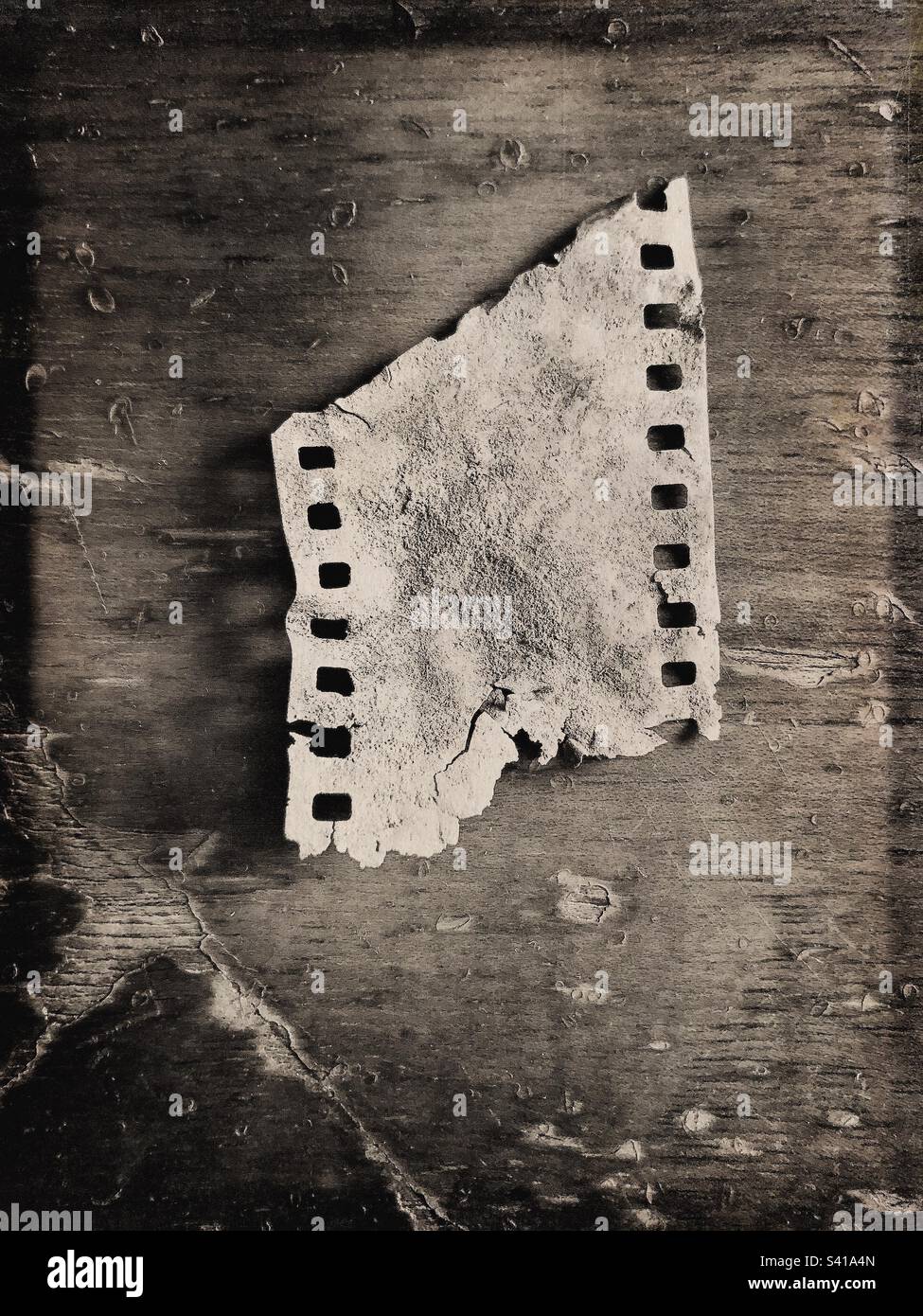 Ancien film de photographie analogique 35mm décalé sur une surface grasseuse - Image de stock capturée avec un smartphone