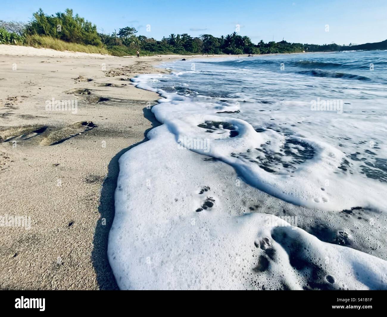 Vue rapprochée sur les petites vagues se lavant sur la plage au Costa Rica - Image de stock capturée avec un smartphone