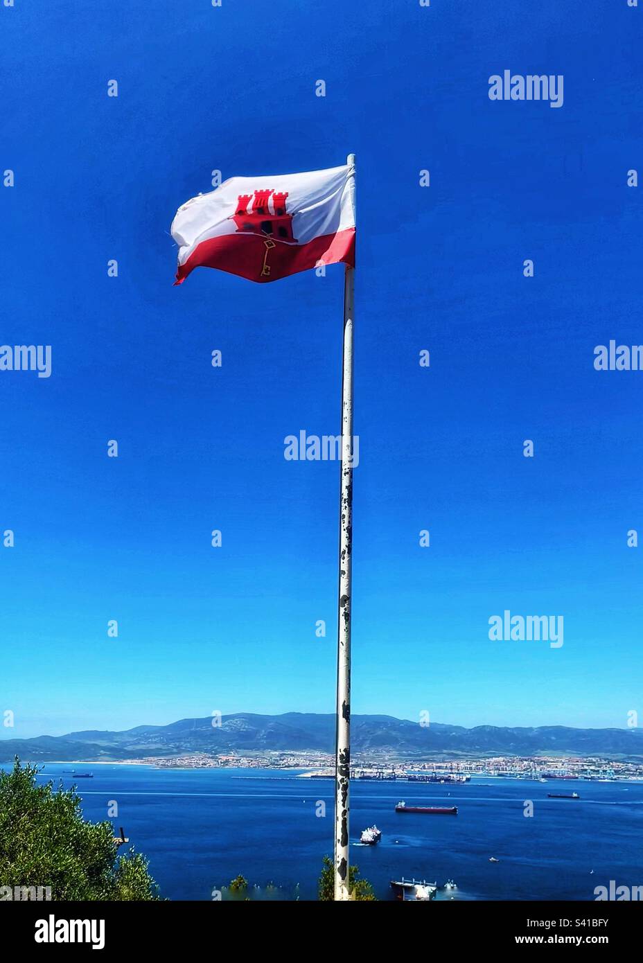 Le drapeau de Gibraltar est unique car c'est le seul territoire britannique d'outre-mer qui ne présente pas l'Union Jack vu voler à la réserve naturelle regardant vers l'Espagne Banque D'Images