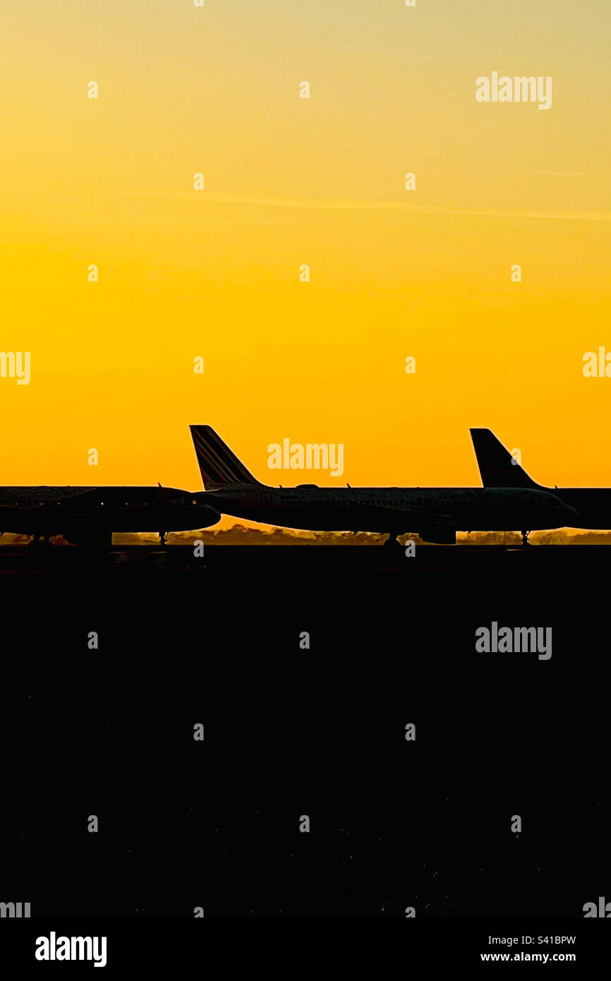Lignes aériennes en silhouette Banque D'Images