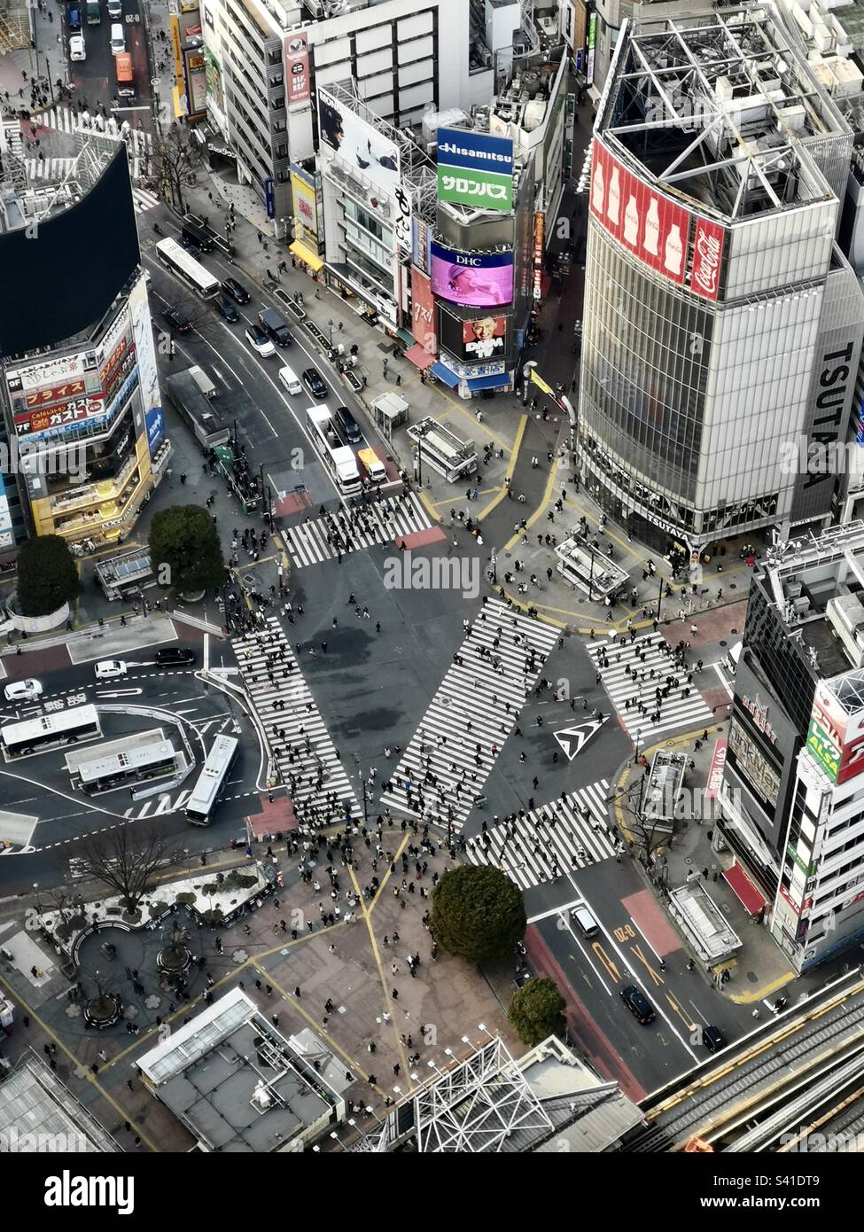 L'emblématique traversée de Shibuya vue depuis le pont d'observation au-dessus du gratte-ciel Shibuya Scramble à Tokyo, au Japon. - Image de stock capturée avec un smartphone