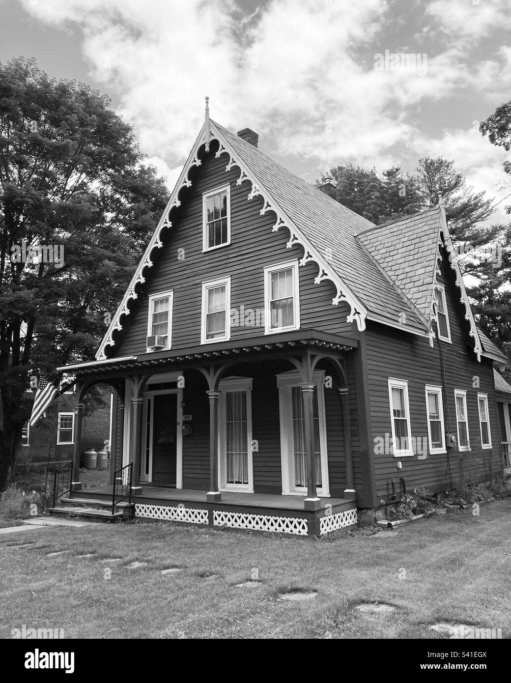 Photo en noir et blanc d'une maison de style cottage avec garniture en pain d'épice dans le Vermont Banque D'Images
