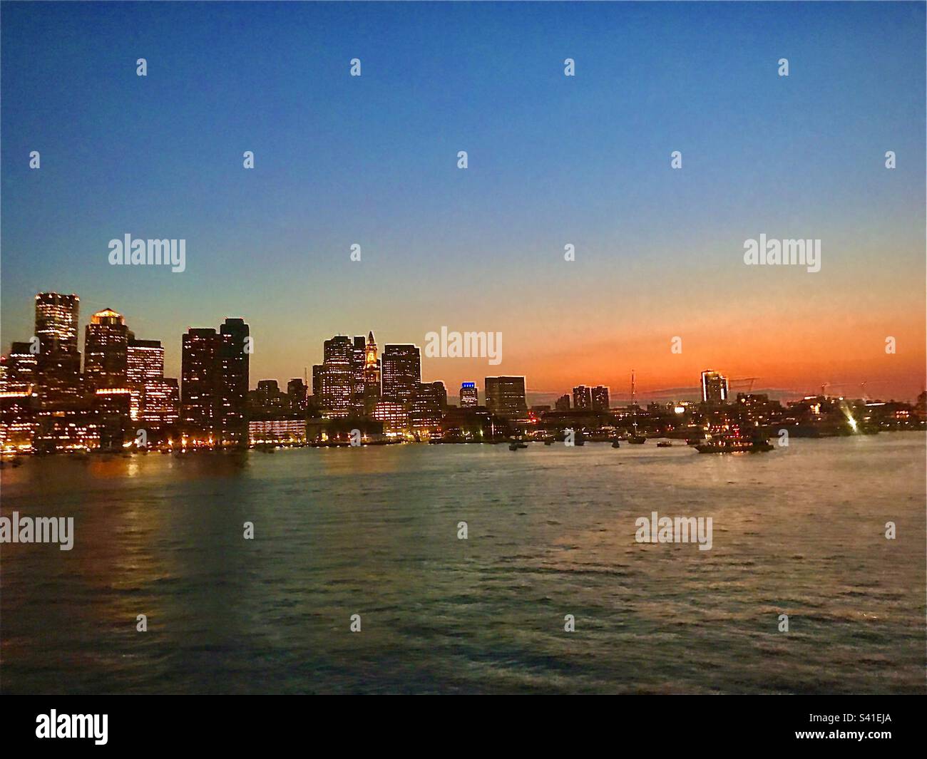 Vue sur Boston depuis le port au coucher du soleil Banque D'Images
