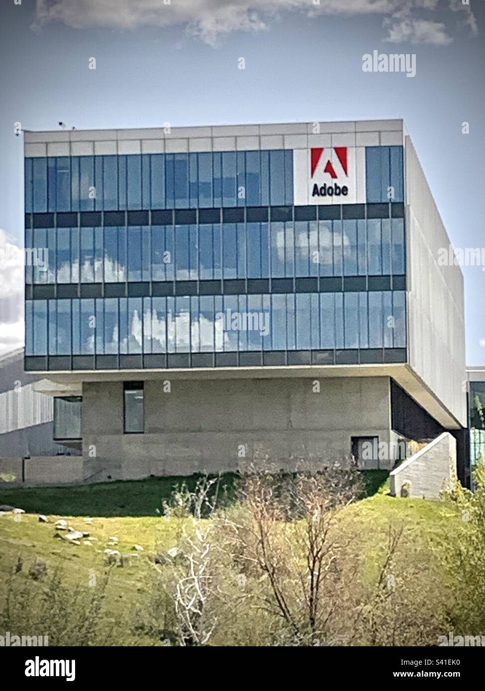 L'installation d'Adobe Utah a été construite à Lehi, Utah en 2013 et a une superficie de 280 000 mètres carrés. - Image de stock capturée avec un smartphone