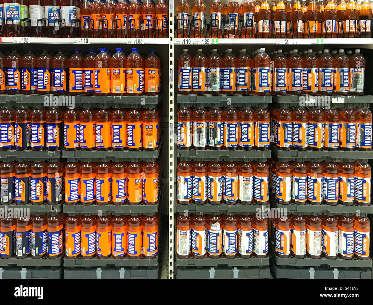 Grande exposition de l'IRN Bru dans un supermarché en Écosse, au Royaume-Uni Banque D'Images Grande exposition de l'IRN Bru dans un supermarché en Écosse, au Royaume-Uni Banque D'Images