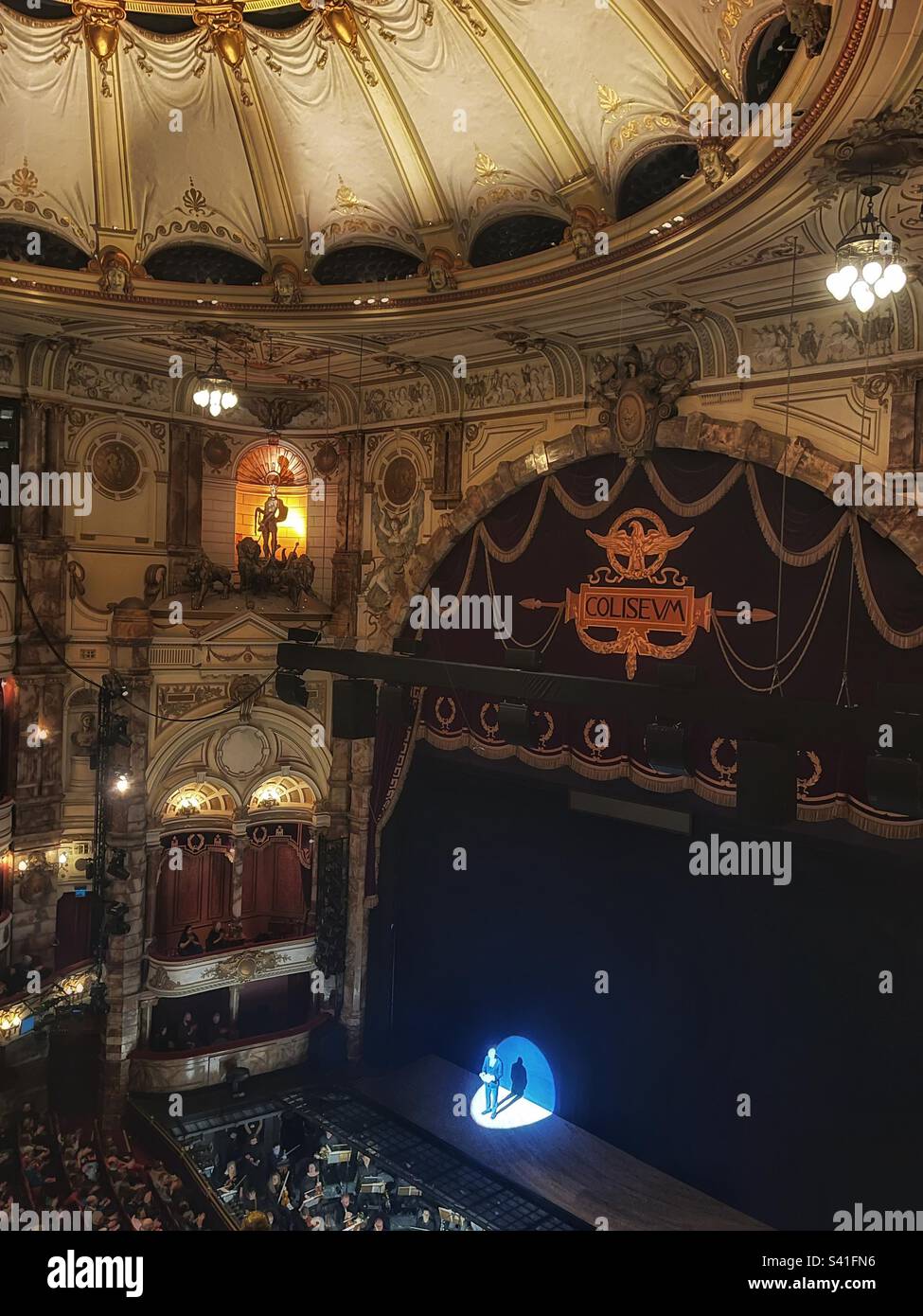 Le directeur général de l'Opéra national anglais demande des fonds publics pour maintenir le programme d'accès le soir de l'ouverture de Carmen et l'anniversaire de la compagnie à la scène du London Coliseum Banque D'Images