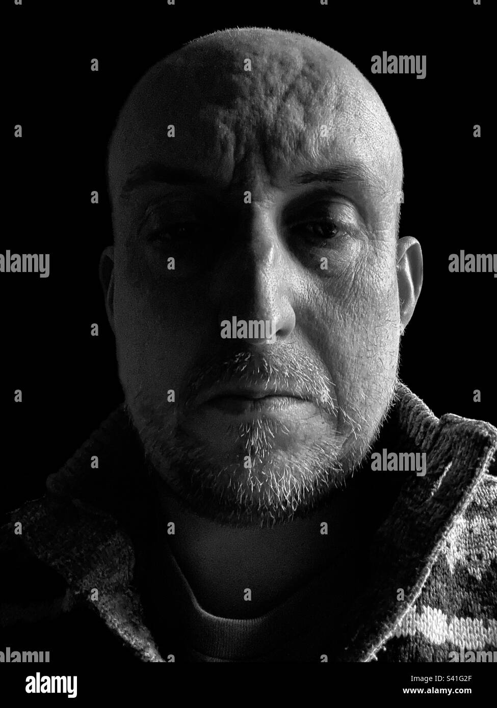 Portrait d'un homme d'âge moyen éclairé de l'aide en noir et blanc. Banque D'Images