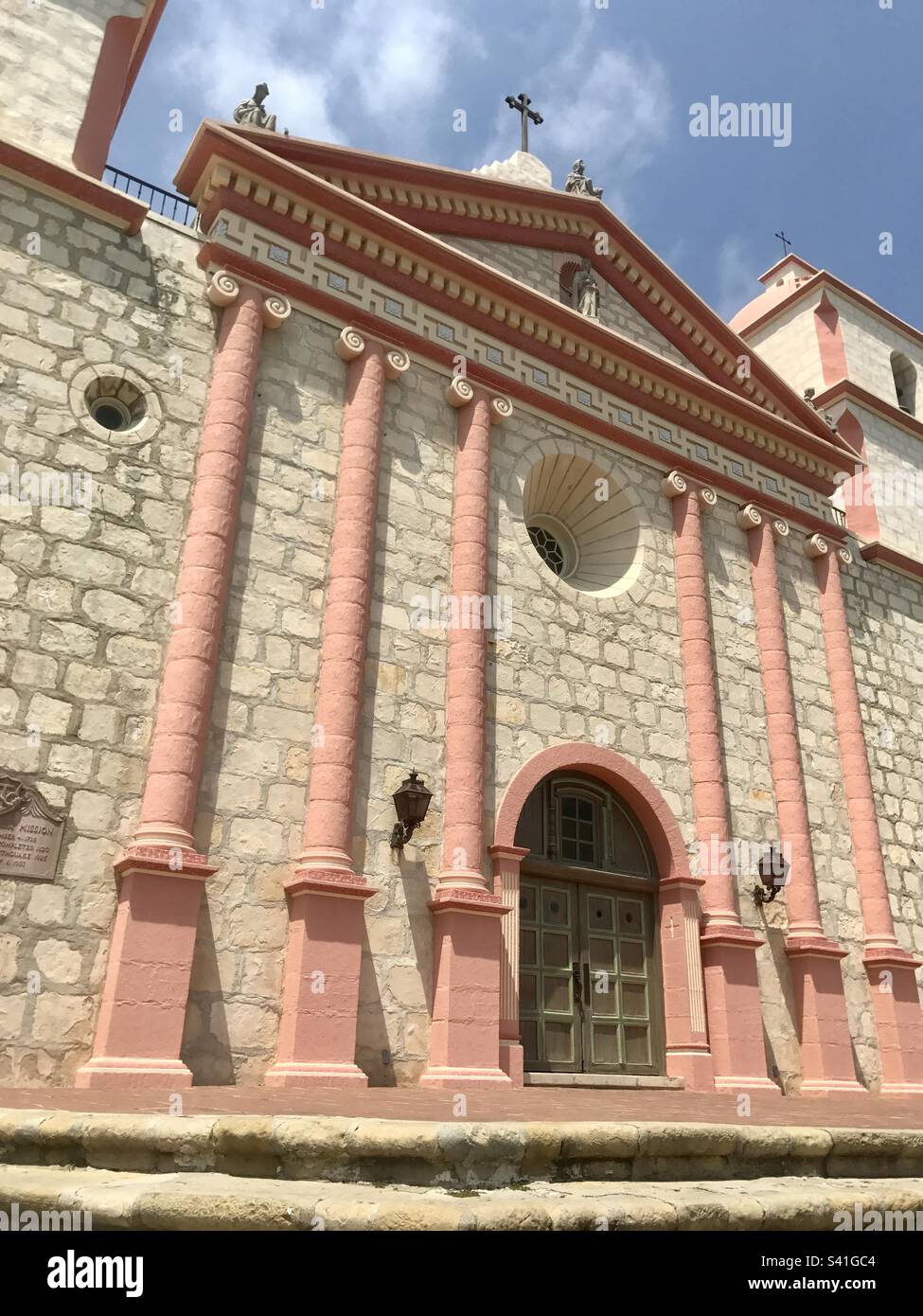 Façade de l'ancienne Mission Santa Barbara - Image de stock capturée avec un smartphone