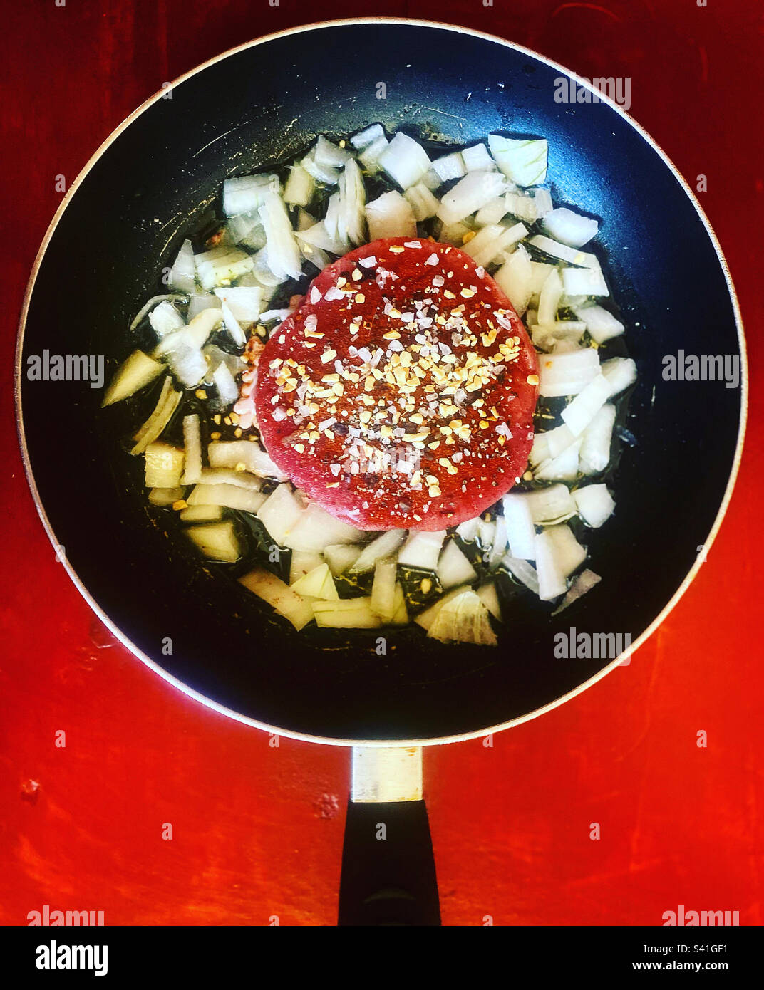 Filet de thon à l'ail et aux oignons dans une casserole au Mexique Banque D'Images