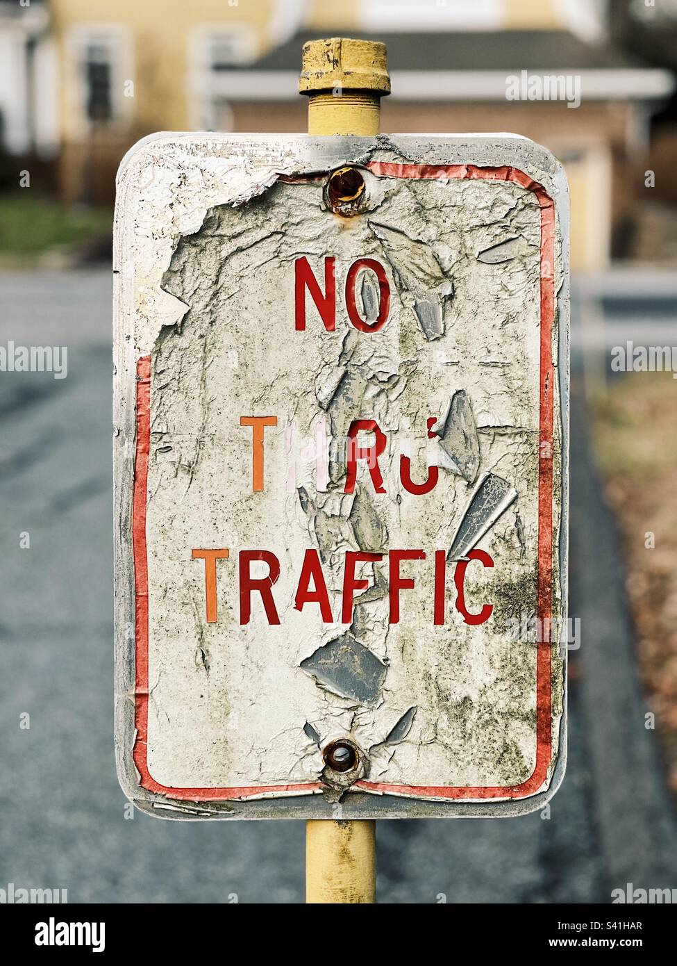 La désintégration du panneau dans un parking privé qui dit «NO THRU TRAFFIC», dans le New Jersey, aux États-Unis. - Image de stock capturée avec un smartphone
