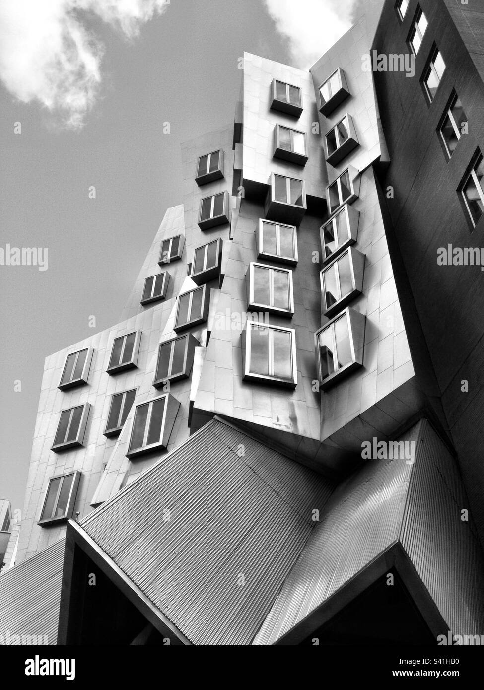 Noir et blanc du Ray and Maria Stata Center ou du bâtiment 32 sur le campus du Massachusetts Institute of Technology (MIT) Banque D'Images