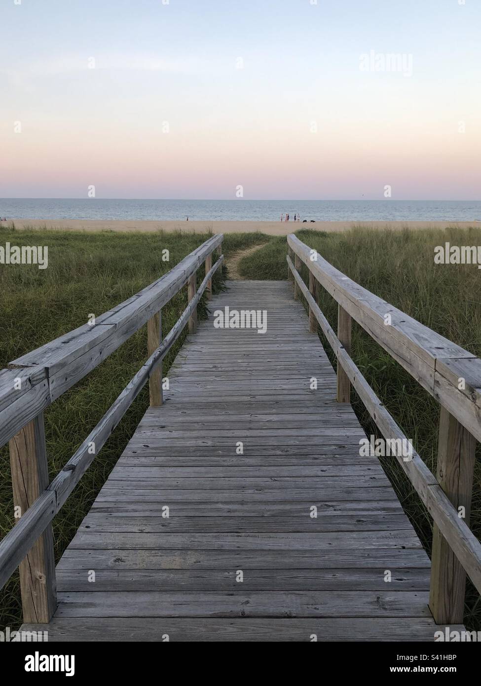 Promenade à travers les dunes de sable sur Bethany Beach, Delaware. Banque D'Images