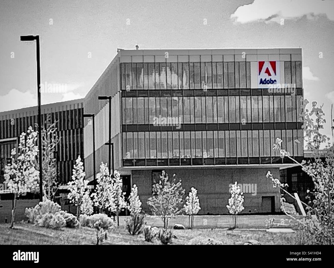 Installation Adobe construite en 2013 à Lehi, Utah, avec un total de 280 000 pieds carrés. L'image est désaturée, sauf le rouge dans le logo Adobe bien reconnaissable. - Image de stock capturée avec un smartphone