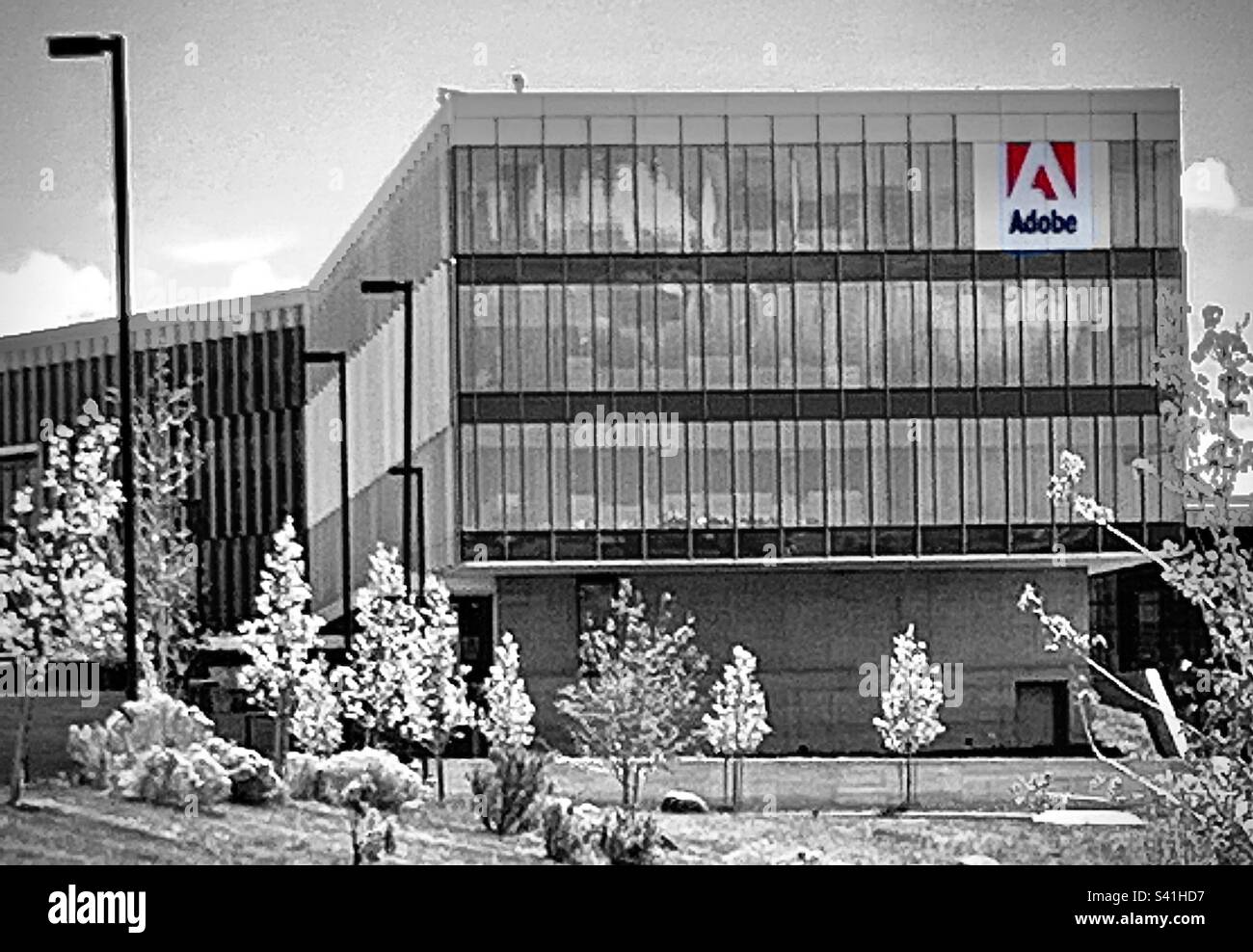 Installation Adobe construite en 2013 à Lehi, Utah, avec un total de 280 000 pieds carrés. L'image est désaturée, sauf le rouge dans le logo Adobe bien reconnaissable. - Image de stock capturée avec un smartphone