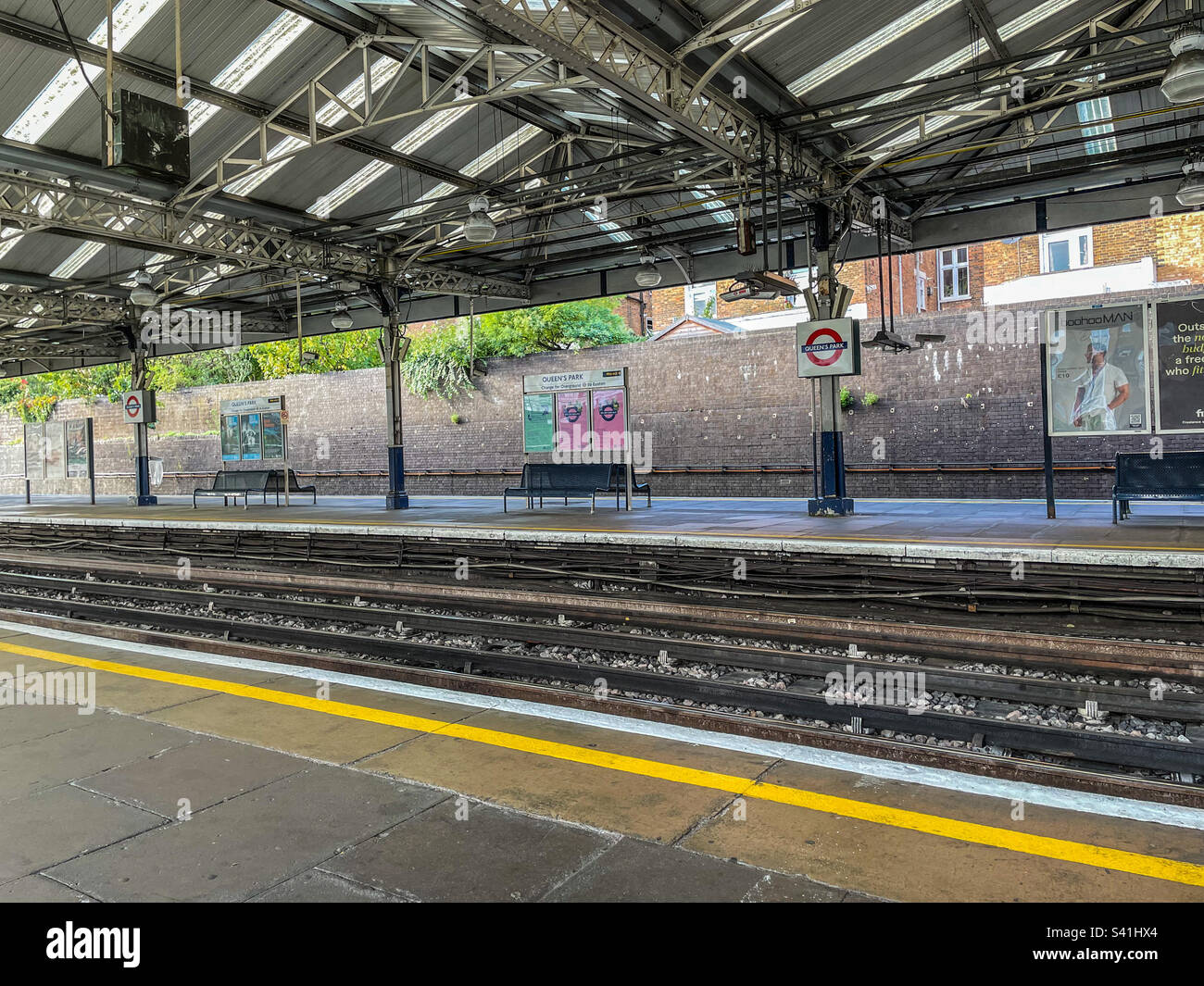 Queens park tube station Banque de photographies et d'images à haute  résolution - Alamy