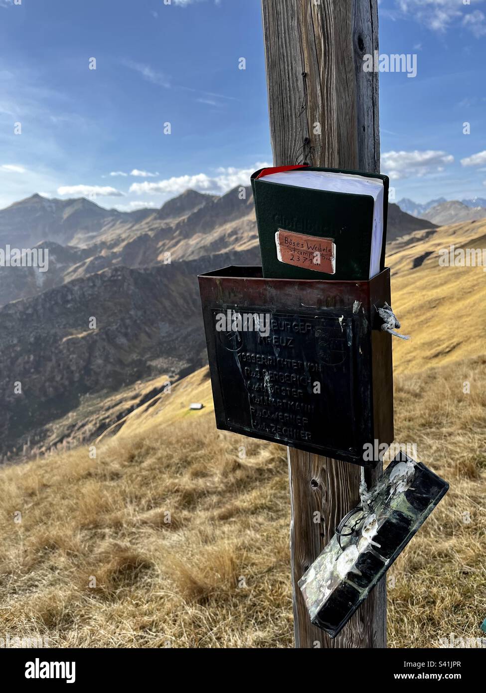 Journal de montagne sur un sommet de la montagne Eck en Autriche Banque D'Images