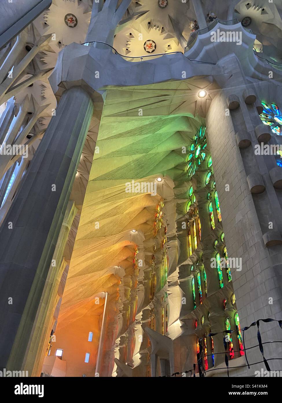 Lumières vertes, jaunes et orange à l'intérieur de la Sagrada Familia, Barcelone, Espagne - Image de stock capturée avec un smartphone