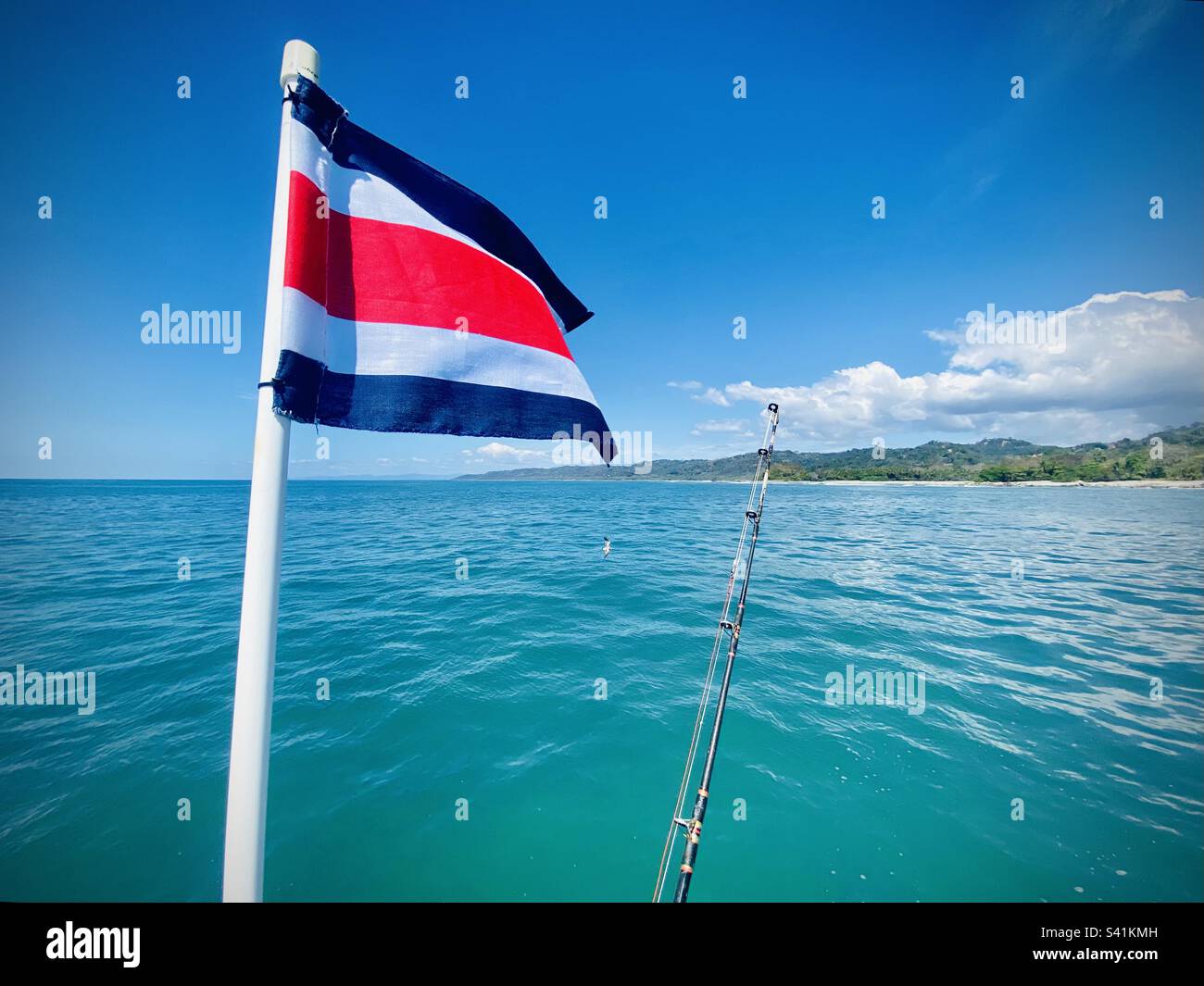 Le drapeau costaricain vole dans la brise à l'arrière d'un bateau près de Santa Teressa Banque D'Images