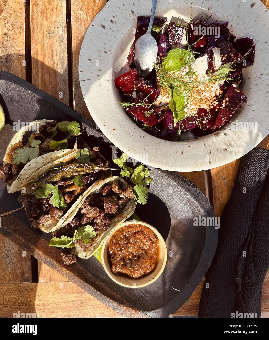Tacos de bœuf avec sauce Chili et salade de fromage de chèvre aux betteraves pendant le déjeuner Banque D'Images
