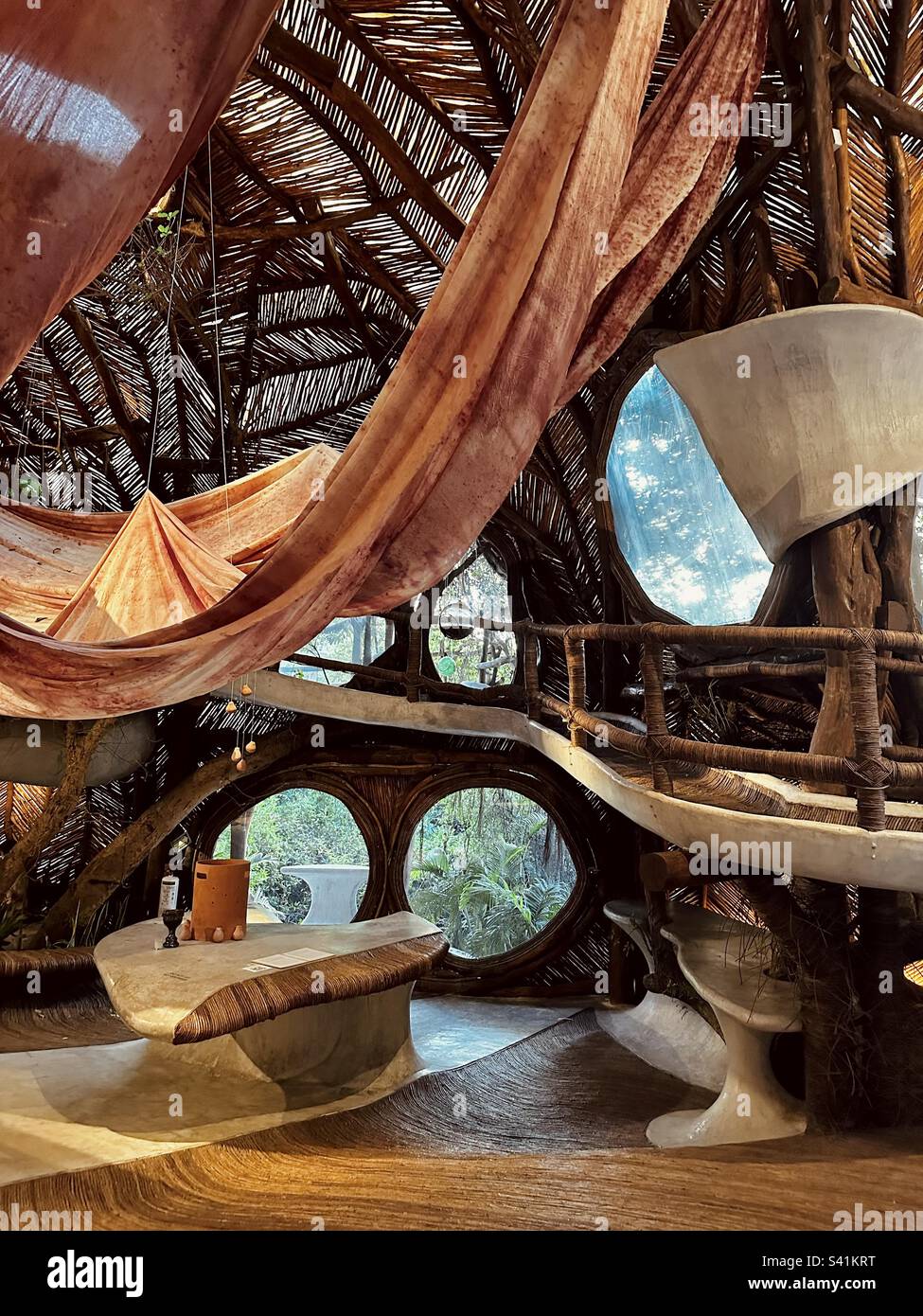 Architecture d'intérieur à l'intérieur du Sfer IK Museum (Azulik) - un centre d'art à Tulum, au Mexique - Image de stock capturée avec un smartphone